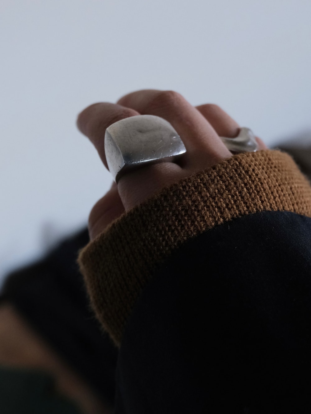 ブラウン系のカーディガン/ボレロ、ベージュ系のその他パンツ、ブラック系のチェスターコートを着用したレディースの冬コーディネートの3枚目の写真