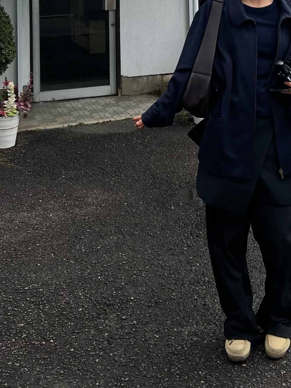 ブルー系のニット/セーター、ブラウン系のショルダーバッグ、ベージュ系のブーツを着用したレディースの春コーディネートの2枚目の写真