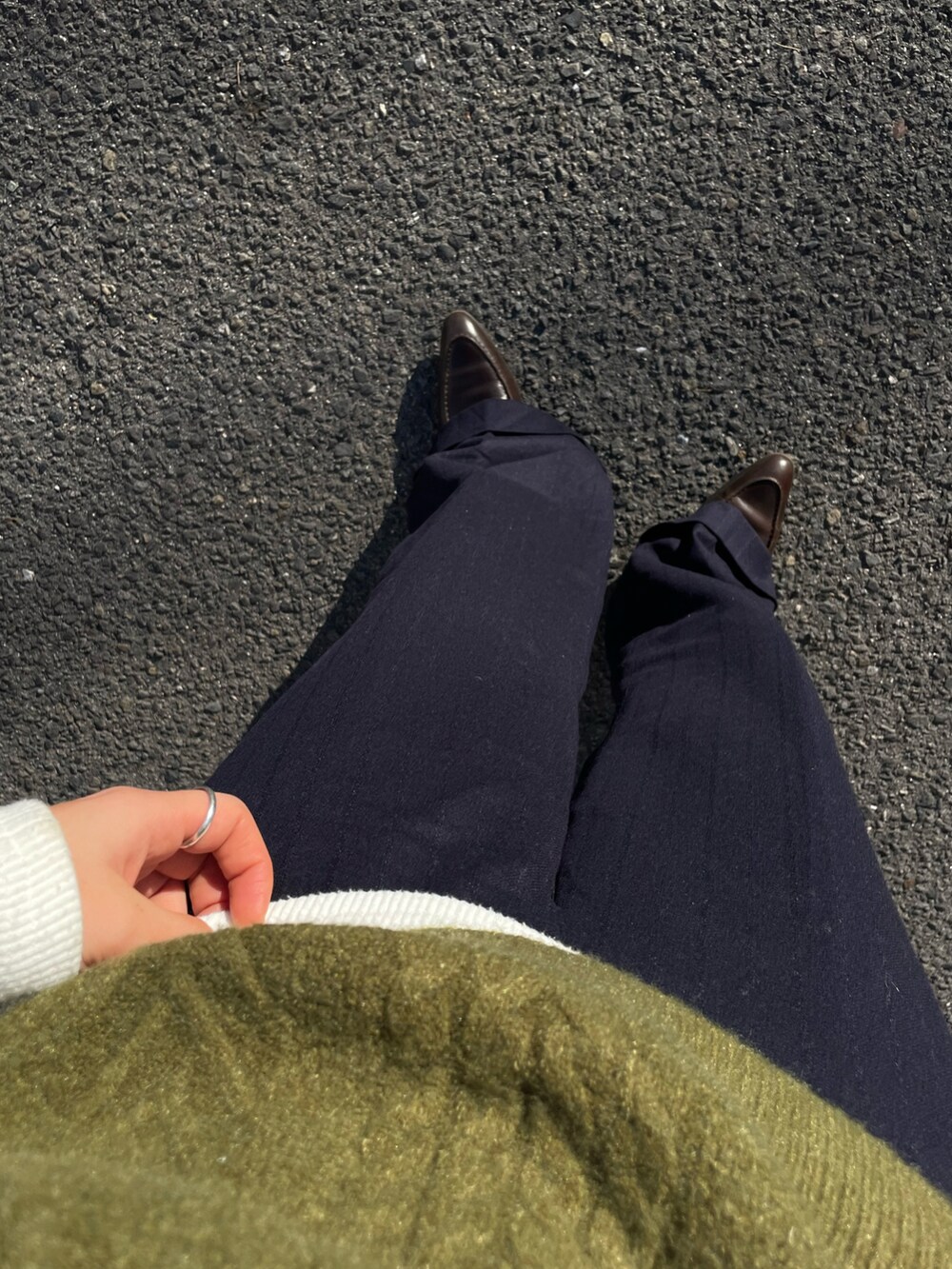 ブラウン系のショルダーバッグ、ブルー系のその他パンツ、ブラウン系のローファーを着用したレディースの冬コーディネートの2枚目の写真