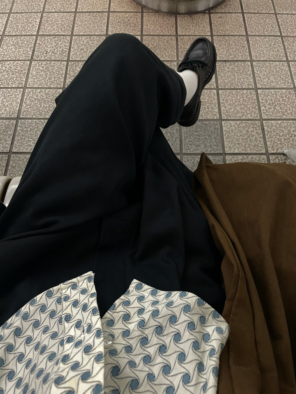 ホワイト系のシャツ/ブラウス、ブラック系のその他パンツ、ブラック系のブーツを着用したレディースの秋コーディネートの2枚目の写真