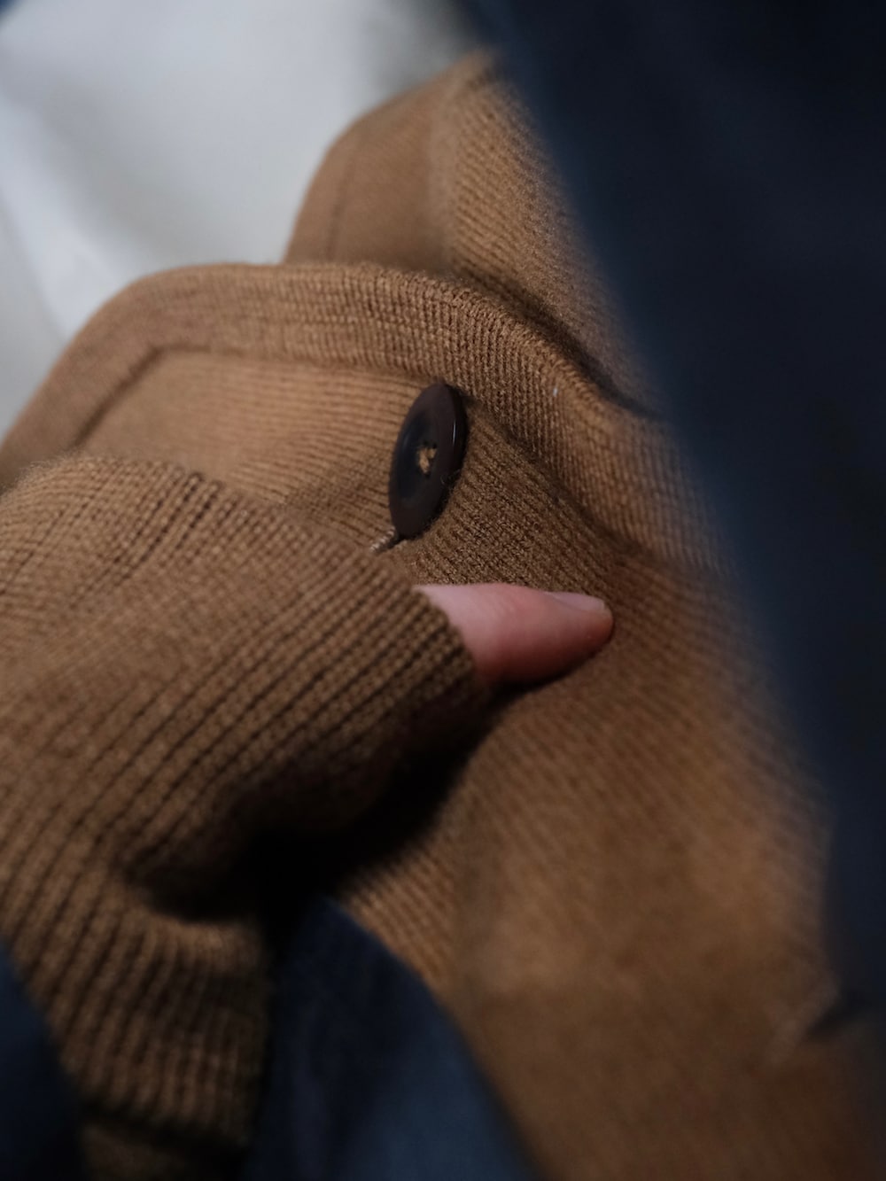 ブラウン系のカーディガン/ボレロ、ベージュ系のその他パンツ、ブラック系のチェスターコートを着用したレディースの冬コーディネートの2枚目の写真