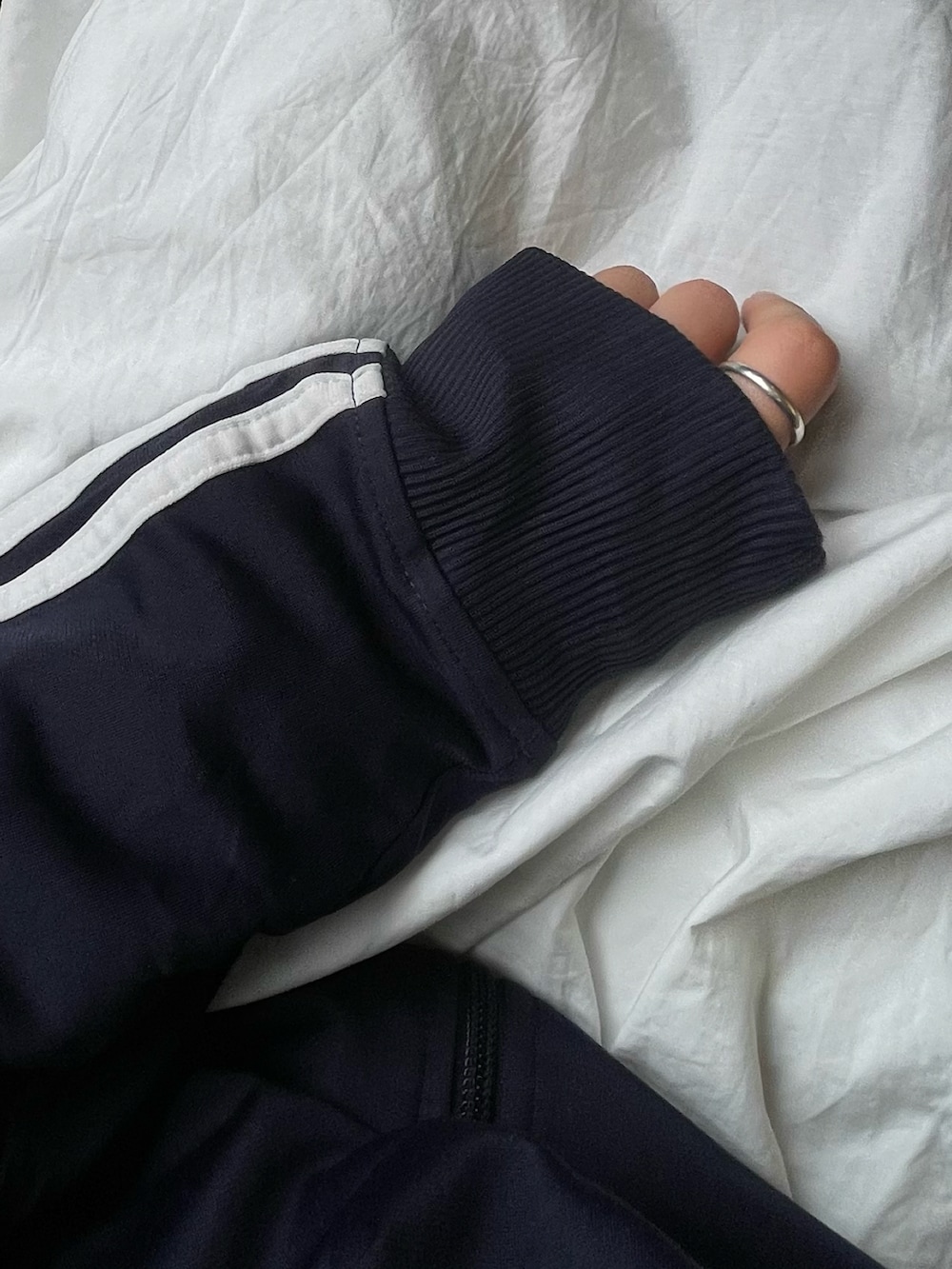 「adidas、adidas originals、アディダス、アディダスコーデ、アディダスジャージ、ジャージ、Paraboot、赤い靴下」｜「Parabootのアイテム（ブーツ、ブラック系）」を使った、sawaさん（レディース・160cm）の春コーディネートの2枚目の写真
