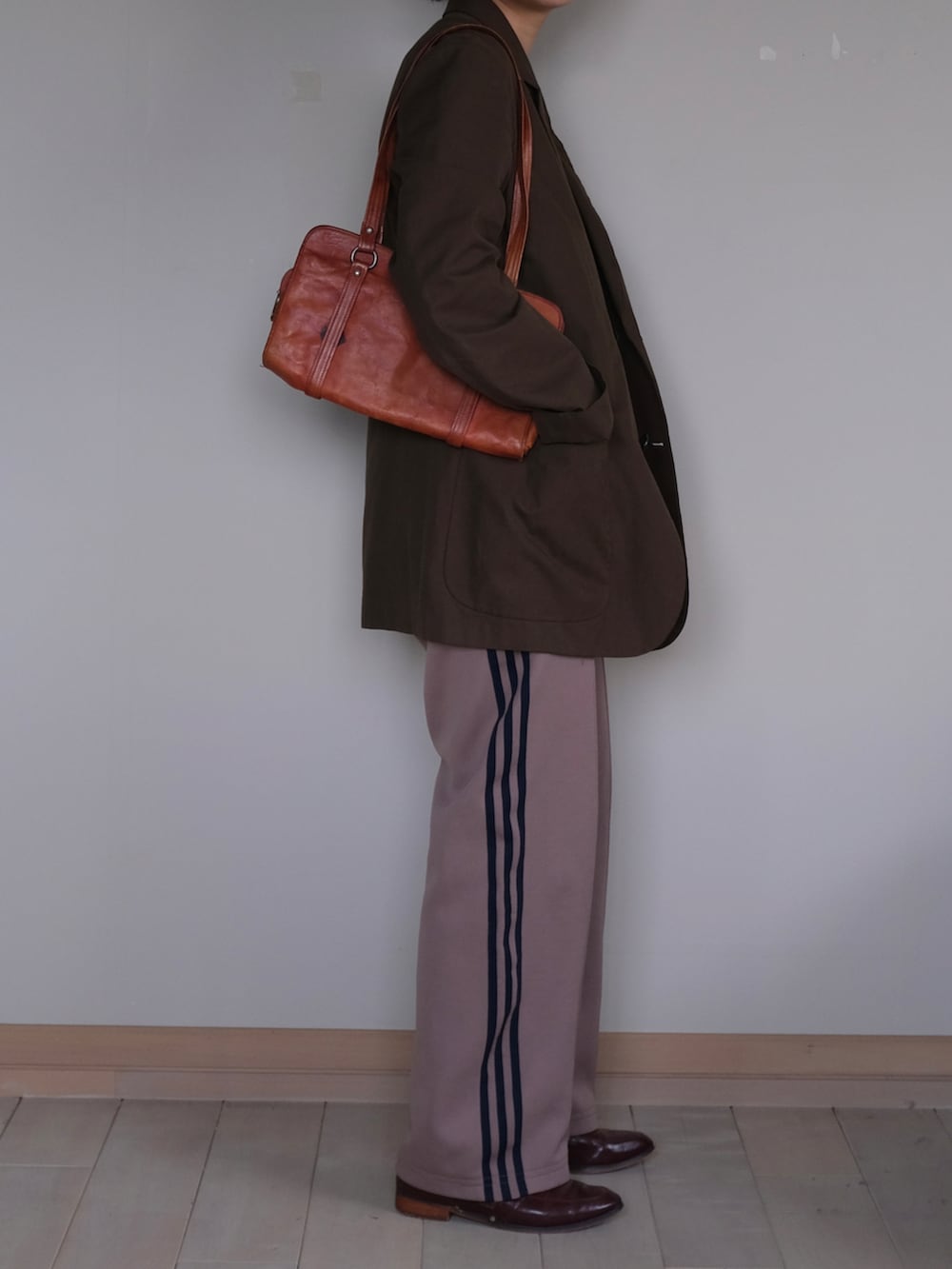 「90's、adidas、アディダス、アディダスジャージ、ジャージーパンツ、MARGARET HOWEEL、マーガレット・ハウエル(MARGARET HOWELL)」｜「MARGARET HOWELLのアイテム（ジャケット/アウター、ブラウン系）」を使った、sawaさん（レディース・160cm）の春コーディネートの2枚目の写真