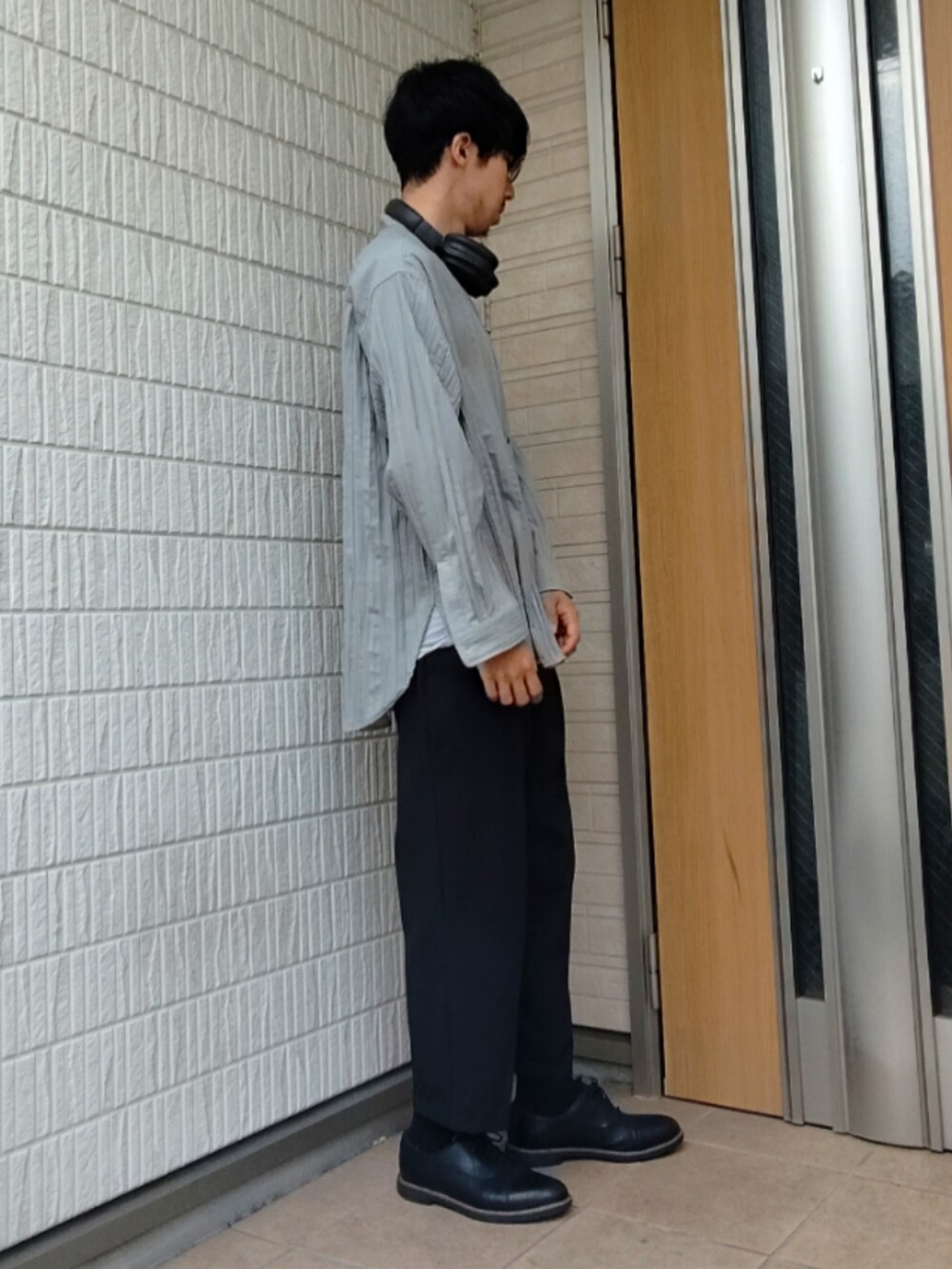 ブルー系のシャツ/ブラウス、ブラック系のパンツ、ブラック系のその他シューズを着用したメンズの夏コーディネートの2枚目の写真