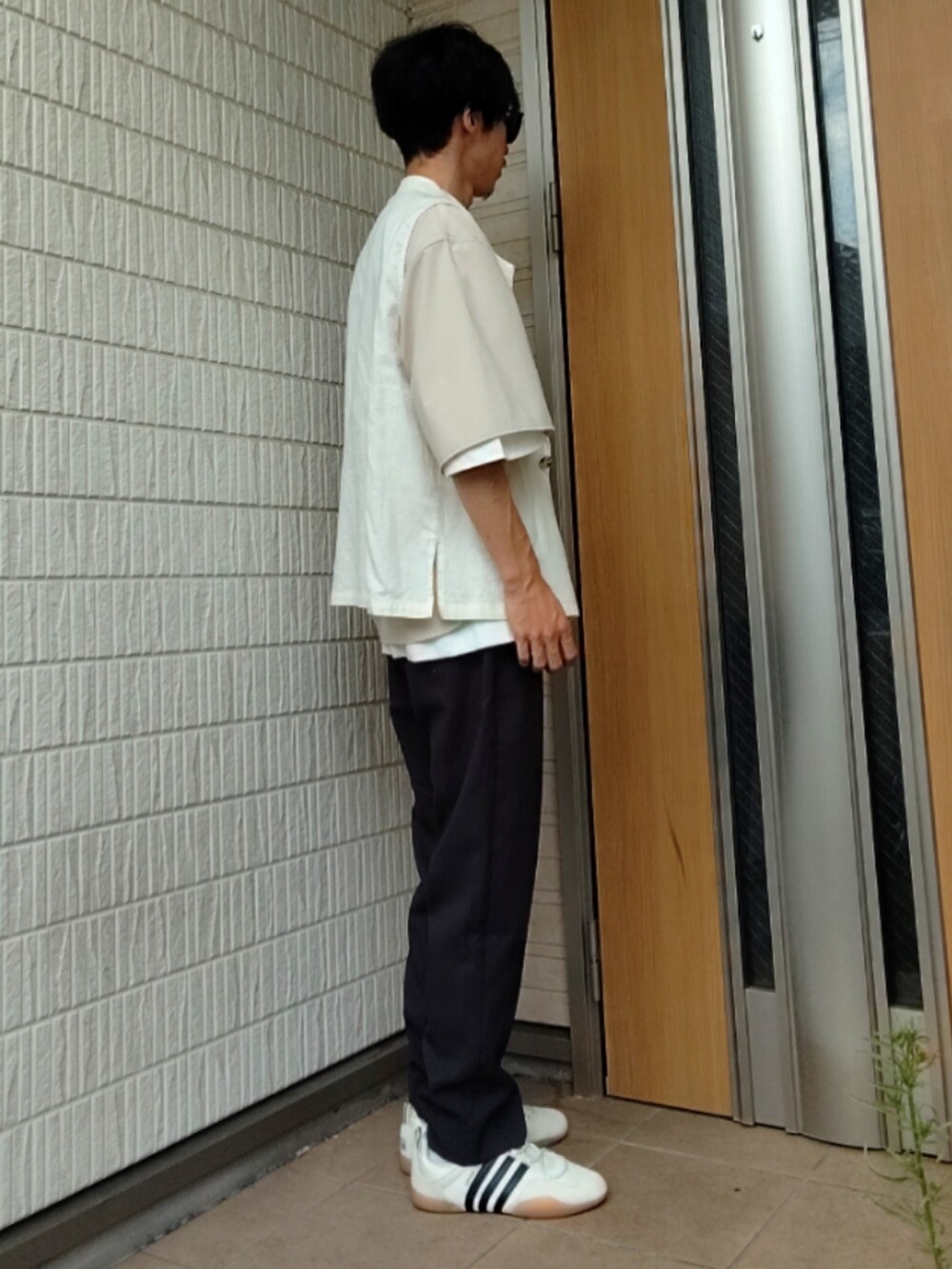 ホワイト系のベスト、ベージュ系のその他トップス、グレー系のTシャツ/カットソーを着用したメンズの夏コーディネートの2枚目の写真