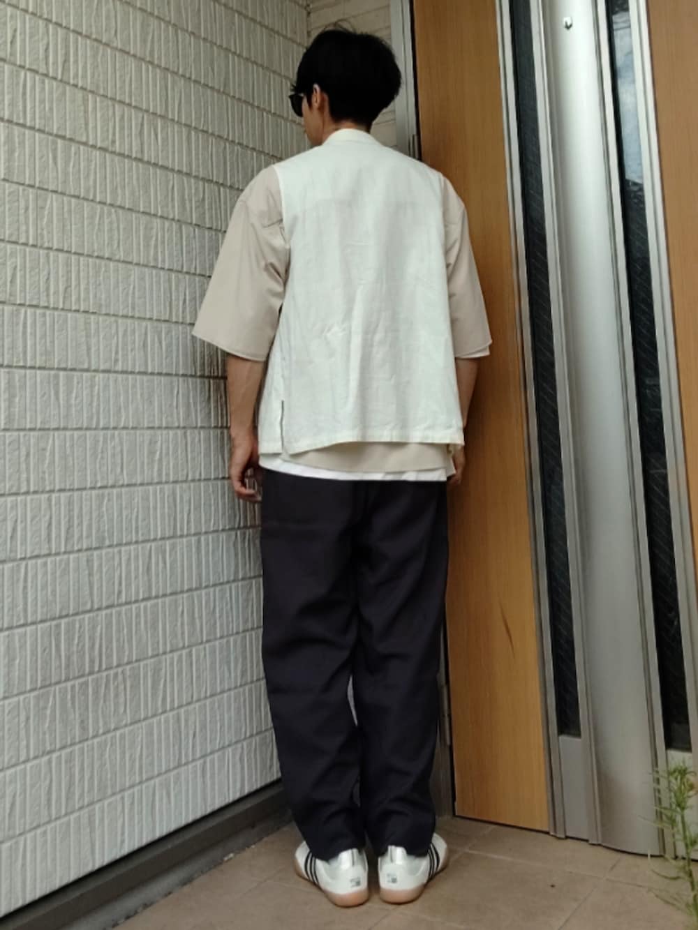 ホワイト系のベスト、ベージュ系のその他トップス、グレー系のTシャツ/カットソーを着用したメンズの夏コーディネートの3枚目の写真