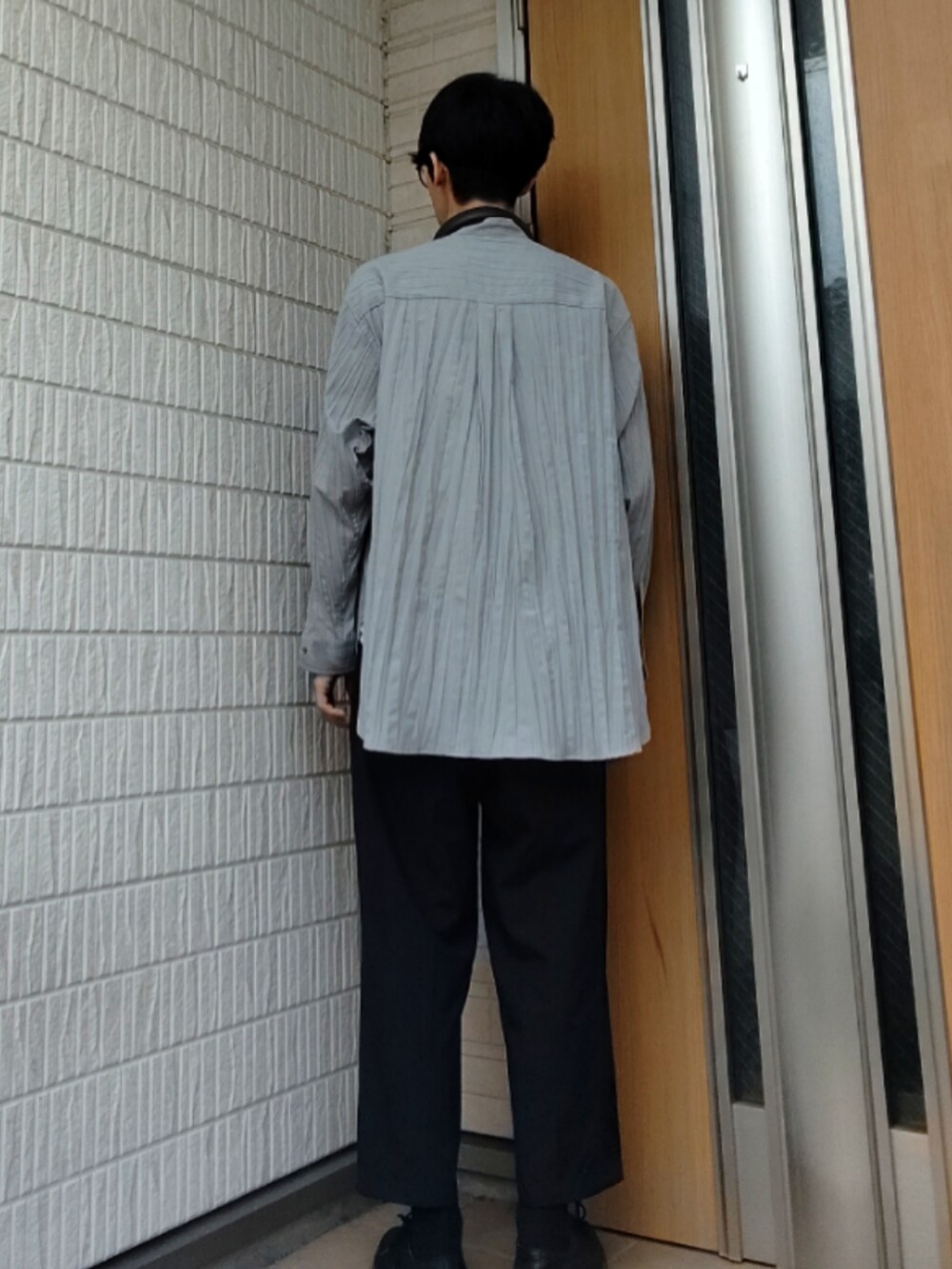 ブルー系のシャツ/ブラウス、ブラック系のパンツ、ブラック系のその他シューズを着用したメンズの夏コーディネートの3枚目の写真