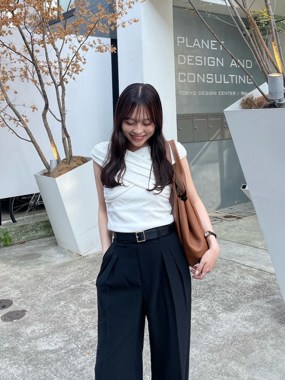 イエロー系のトートバッグ、ブラック系のその他パンツ、ブラック系のサンダルを着用したレディースの夏コーディネートの2枚目の写真