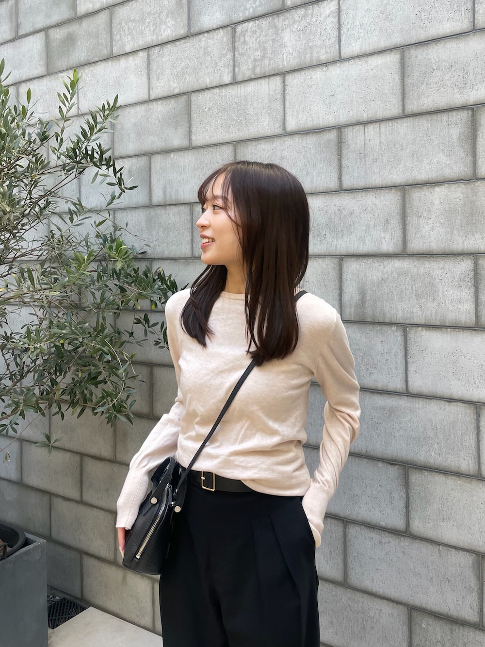 ブラック系のトートバッグを着用したレディースの冬コーディネートの3枚目の写真