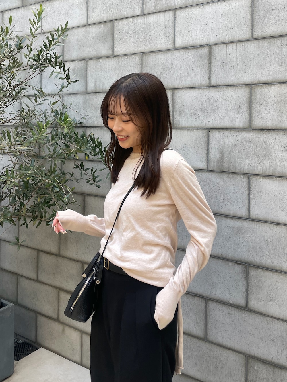 ブラック系のトートバッグを着用したレディースの冬コーディネートの4枚目の写真