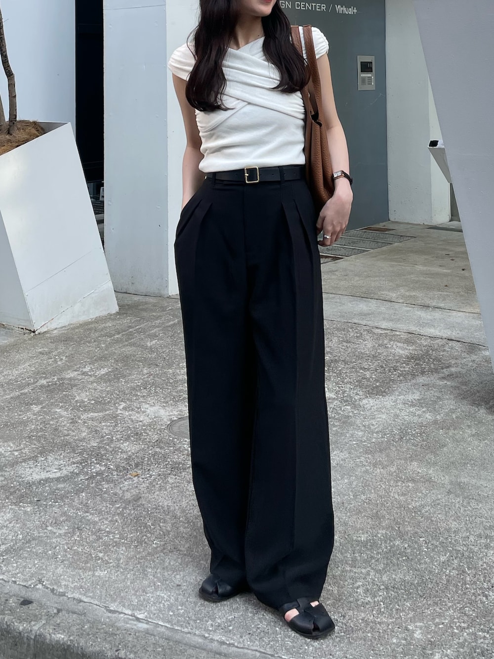 イエロー系のトートバッグ、ブラック系のその他パンツ、ブラック系のサンダルを着用したレディースの夏コーディネートの3枚目の写真