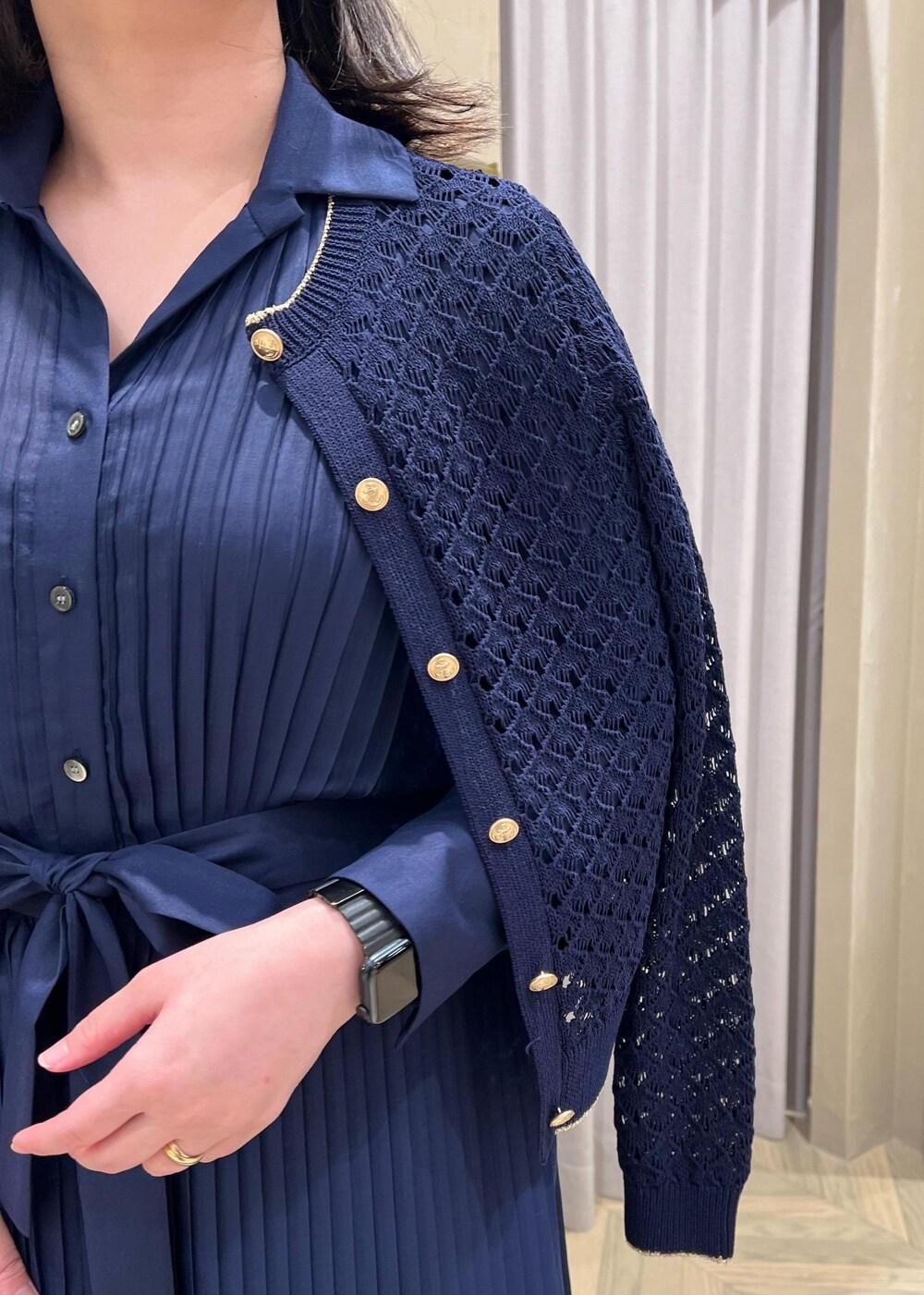 「シャツワンピース、ミニBAG、長袖、ネイビー、シャツ、カーディガン、ワンピース、ROPÉ、24SS春の新作、ブルベ、高身長、骨格ストレート、通勤、オフィスカジュアル、きれいめカジュアル」｜「ROPE'のシアープリーツシャツワンピース（シャツワンピース、ブルー系）」を使った、TOMさん（レディース・168cm）の春コーディネートの7枚目の写真