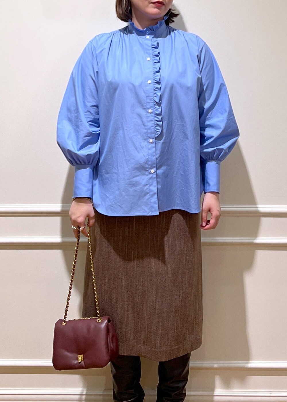 「チェーンバッグ、BAG、Otona MUSE 掲載、雑誌掲載、フリルブラウス、ジャンスカ、ジャンパースカート、ツィード調、ワンピース着回し、ロングブーツコーデ、ROPÉ、ワンピース、シャツ・ブラウス、お出かけ、大人カジュアル」｜「ROPE'のリアルレザーパフィーフラップチェーンミニショルダーバッグ（ハンドバッグ、レッド系）」を使った、TOMさん（レディース・168cm）の秋コーディネートの8枚目の写真