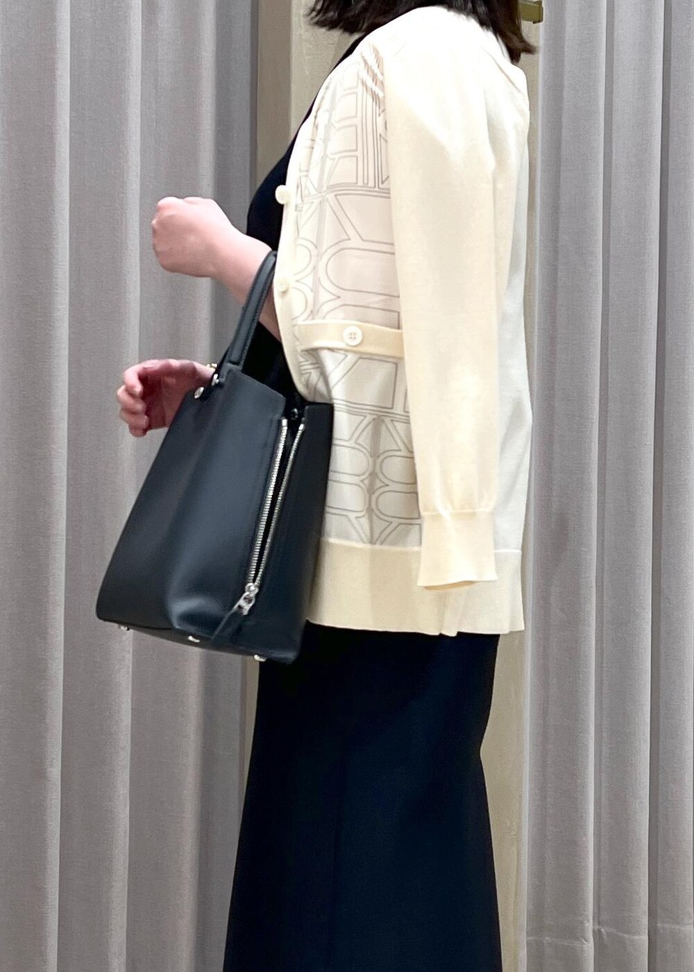 ホワイト系のカーディガン/ボレロ、ブルー系のハンドバッグ、ブルー系のワンピースを着用したレディースの春コーディネートの2枚目の写真
