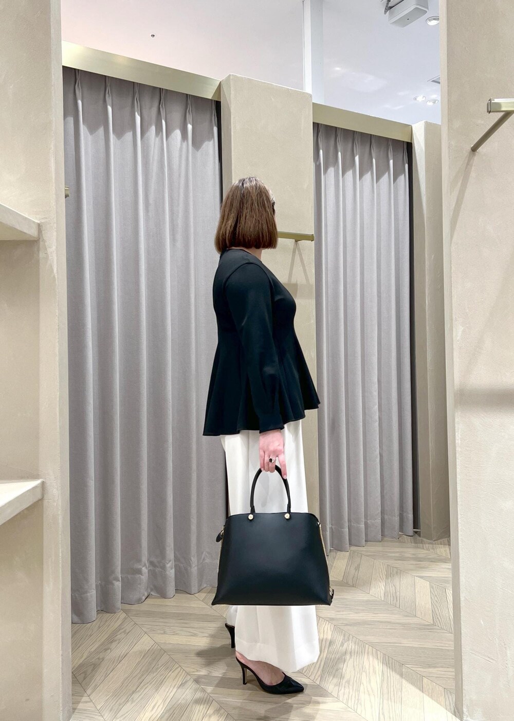 「長袖、クルーネック、ホワイト、パンツ、ワイド、ストレート、ROPÉ、ÉPOR、Y BAG、通勤バッグ、シャツ・ブラウス、セレモニー、入卒園、通勤、オフィスカジュアル」｜「E'PORの【E'POR】Y BAG Medium（サイドジップトートバッグ）/一部WEB限定（ハンドバッグ、ブラック系）」を使った、TOMさん（レディース・168cm）の冬コーディネートの6枚目の写真