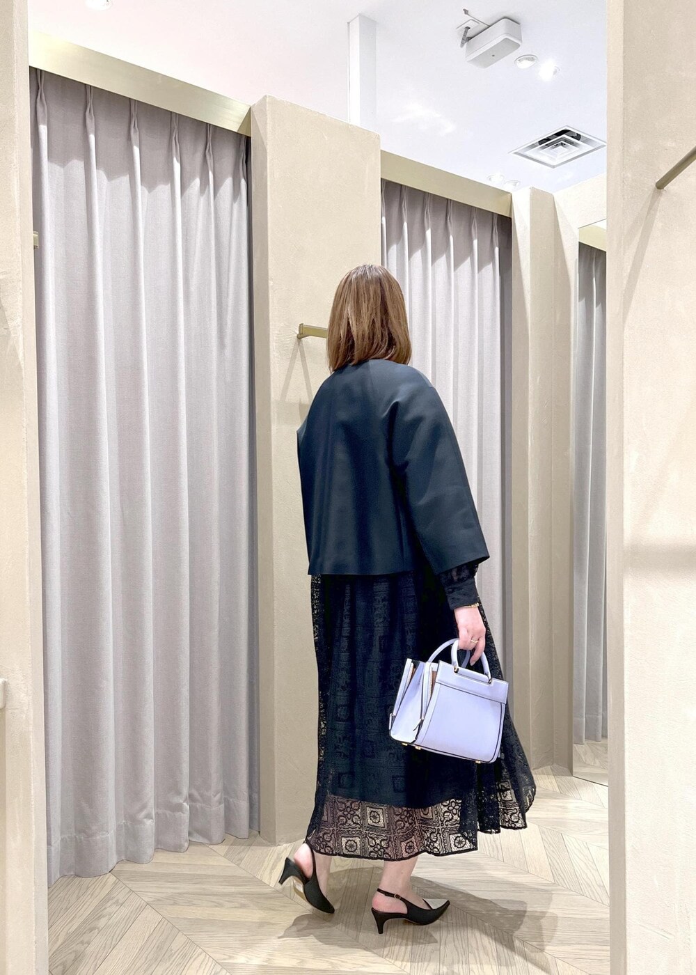「レース、長袖、ネイビー、ジャケット、ショート、ノーカラー、ワイドスリーブ、ワンピース、パンプス、ポインテッドトゥ、ROPÉ、ÉPOR、W BAG、ブルベ、高身長」｜「E'PORの【E'POR】W BAG Mini 【メディア掲載】（ハンドバッグ、パープル系）」を使った、TOMさん（レディース・168cm）の春コーディネートの8枚目の写真