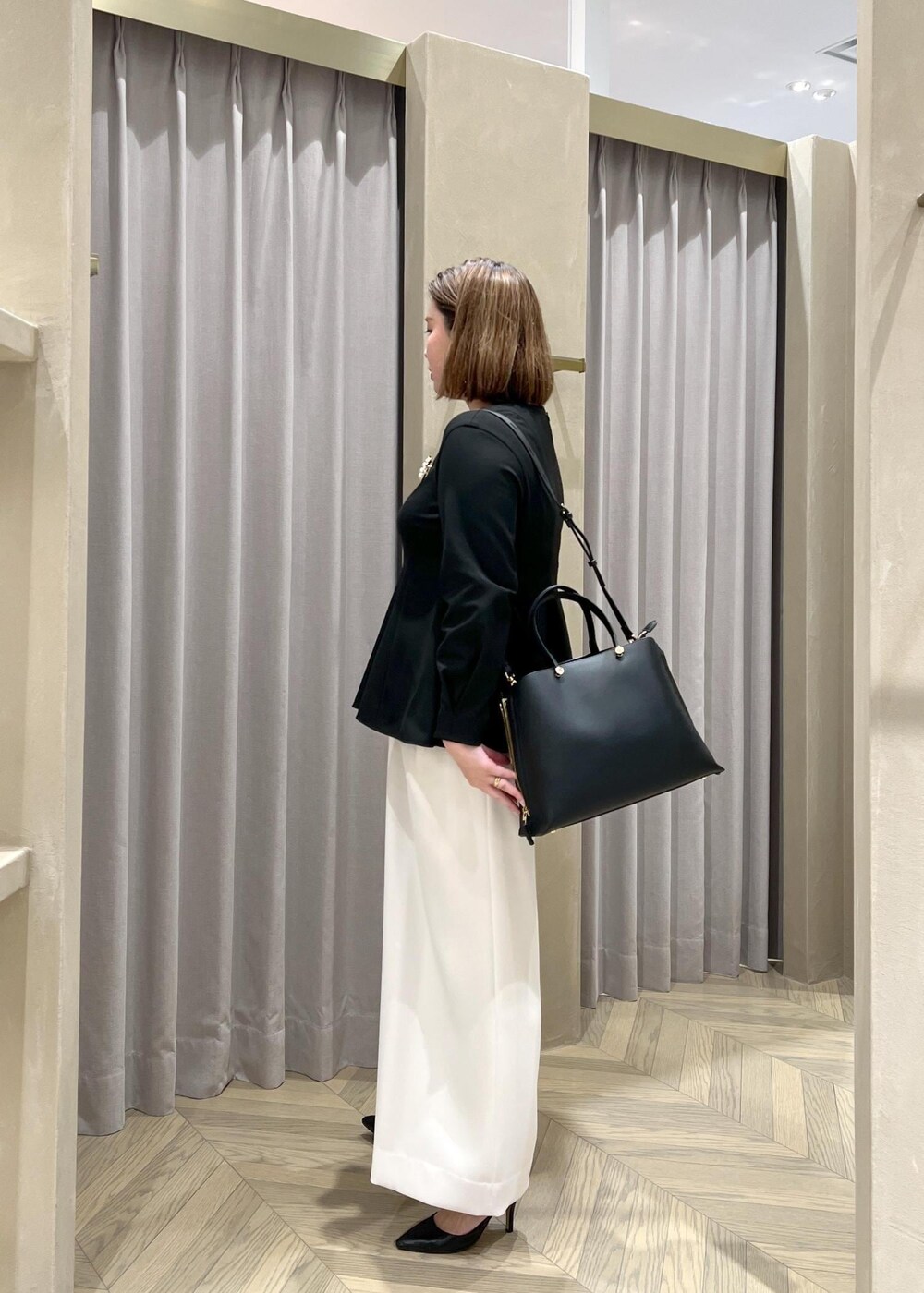「長袖、クルーネック、ホワイト、パンツ、ワイド、ストレート、ROPÉ、ÉPOR、Y BAG、通勤バッグ、シャツ・ブラウス、セレモニー、入卒園、通勤、オフィスカジュアル」｜「E'PORの【E'POR】Y BAG Medium（サイドジップトートバッグ）/一部WEB限定（ハンドバッグ、ブラック系）」を使った、TOMさん（レディース・168cm）の冬コーディネートの10枚目の写真