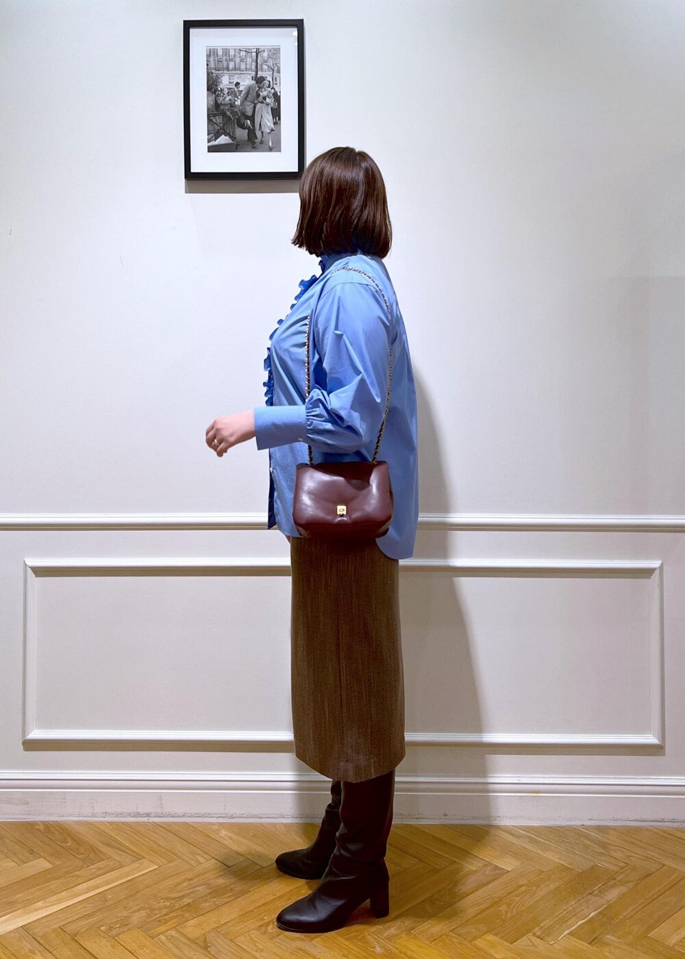 「チェーンバッグ、BAG、Otona MUSE 掲載、雑誌掲載、フリルブラウス、ジャンスカ、ジャンパースカート、ツィード調、ワンピース着回し、ロングブーツコーデ、ROPÉ、ワンピース、シャツ・ブラウス、お出かけ、大人カジュアル」｜「ROPE'のリアルレザーパフィーフラップチェーンミニショルダーバッグ（ハンドバッグ、レッド系）」を使った、TOMさん（レディース・168cm）の秋コーディネートの10枚目の写真