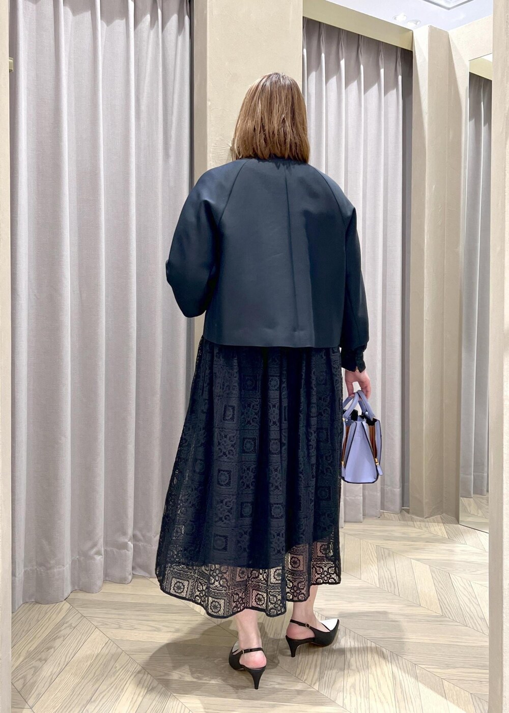 「レース、長袖、ネイビー、ジャケット、ショート、ノーカラー、ワイドスリーブ、ワンピース、パンプス、ポインテッドトゥ、ROPÉ、ÉPOR、W BAG、ブルベ、高身長」｜「E'PORの【E'POR】W BAG Mini 【メディア掲載】（ハンドバッグ、パープル系）」を使った、TOMさん（レディース・168cm）の春コーディネートの7枚目の写真