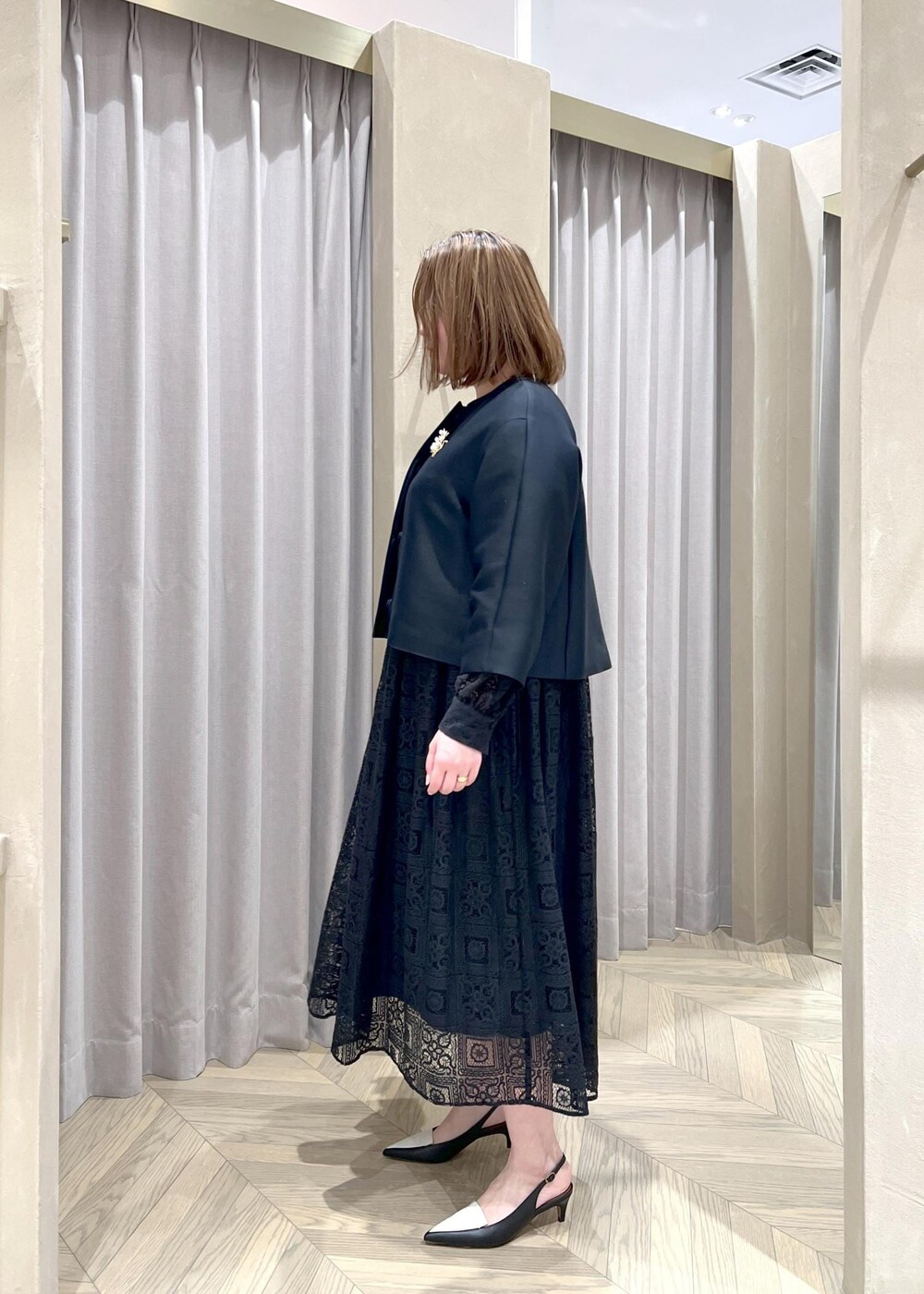 「レース、長袖、ネイビー、ジャケット、ショート、ノーカラー、ワイドスリーブ、ワンピース、パンプス、ポインテッドトゥ、ROPÉ、ÉPOR、W BAG、ブルベ、高身長」｜「E'PORの【E'POR】W BAG Mini 【メディア掲載】（ハンドバッグ、パープル系）」を使った、TOMさん（レディース・168cm）の春コーディネートの6枚目の写真