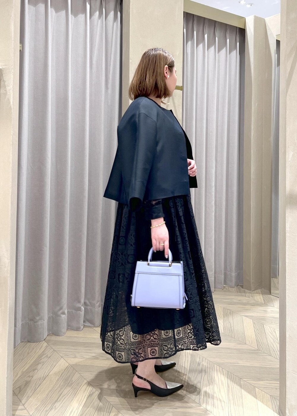 「レース、長袖、ネイビー、ジャケット、ショート、ノーカラー、ワイドスリーブ、ワンピース、パンプス、ポインテッドトゥ、ROPÉ、ÉPOR、W BAG、ブルベ、高身長」｜「E'PORの【E'POR】W BAG Mini 【メディア掲載】（ハンドバッグ、パープル系）」を使った、TOMさん（レディース・168cm）の春コーディネートの4枚目の写真