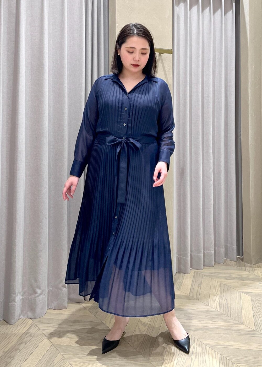 「シャツワンピース、ミニBAG、長袖、ネイビー、シャツ、カーディガン、ワンピース、ROPÉ、24SS春の新作、ブルベ、高身長、骨格ストレート、通勤、オフィスカジュアル、きれいめカジュアル」｜「ROPE'のシアープリーツシャツワンピース（シャツワンピース、ブルー系）」を使った、TOMさん（レディース・168cm）の春コーディネートの10枚目の写真
