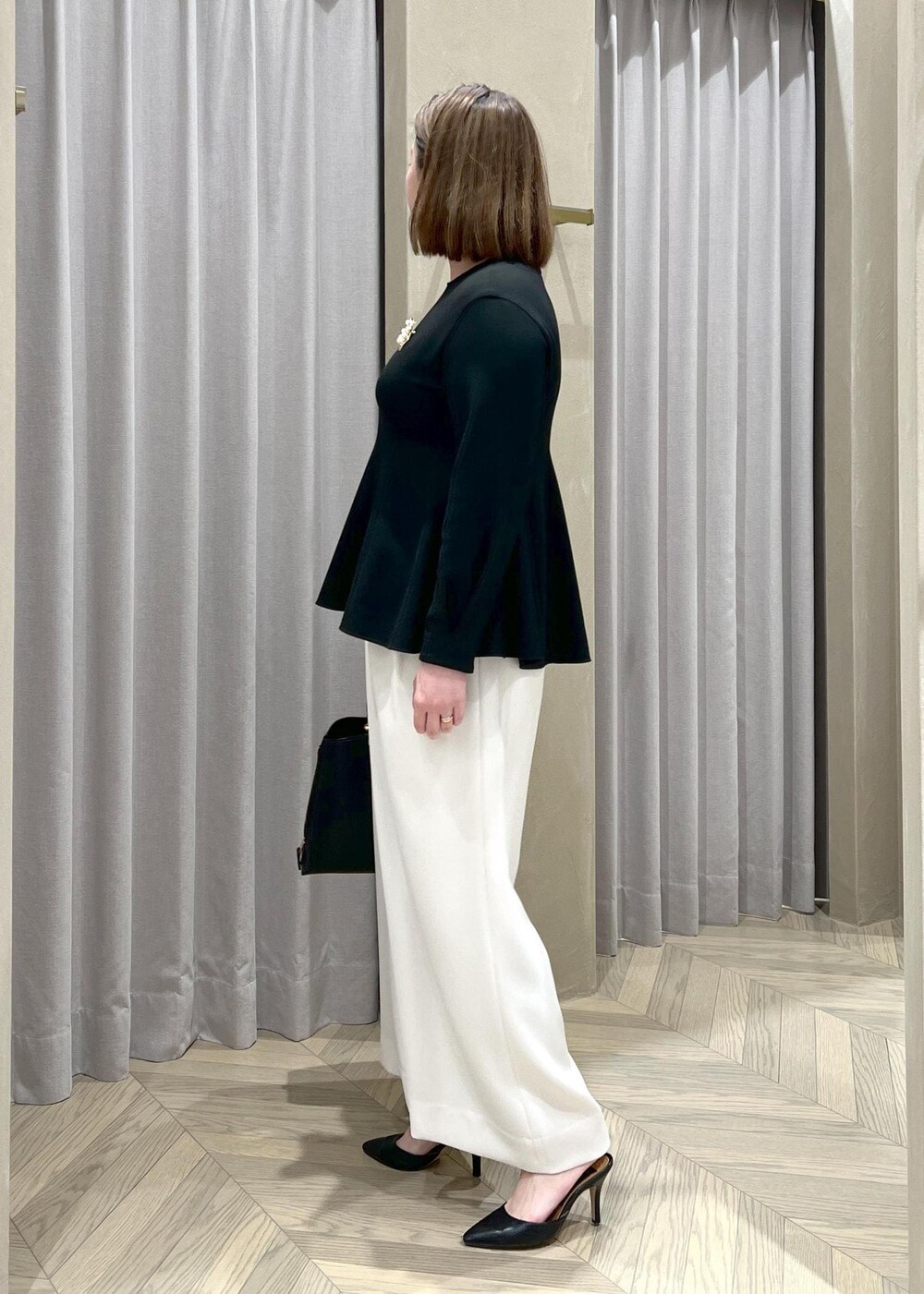 「長袖、クルーネック、ホワイト、パンツ、ワイド、ストレート、ROPÉ、ÉPOR、Y BAG、通勤バッグ、シャツ・ブラウス、セレモニー、入卒園、通勤、オフィスカジュアル」｜「E'PORの【E'POR】Y BAG Medium（サイドジップトートバッグ）/一部WEB限定（ハンドバッグ、ブラック系）」を使った、TOMさん（レディース・168cm）の冬コーディネートの3枚目の写真