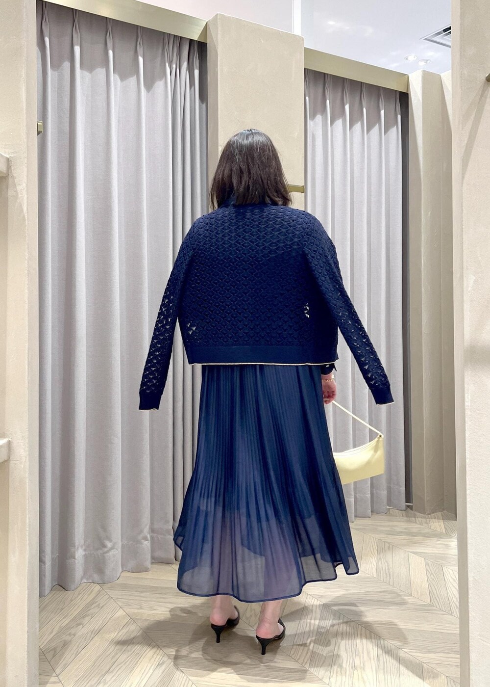 「シャツワンピース、ミニBAG、長袖、ネイビー、シャツ、カーディガン、ワンピース、ROPÉ、24SS春の新作、ブルベ、高身長、骨格ストレート、通勤、オフィスカジュアル、きれいめカジュアル」｜「ROPE'のシアープリーツシャツワンピース（シャツワンピース、ブルー系）」を使った、TOMさん（レディース・168cm）の春コーディネートの5枚目の写真