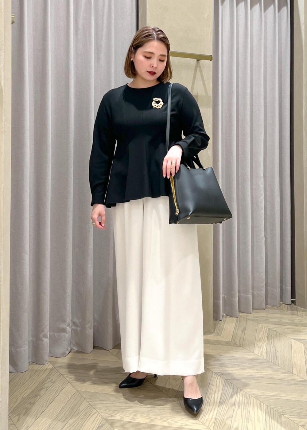 「長袖、クルーネック、ホワイト、パンツ、ワイド、ストレート、ROPÉ、ÉPOR、Y BAG、通勤バッグ、シャツ・ブラウス、セレモニー、入卒園、通勤、オフィスカジュアル」｜「E'PORの【E'POR】Y BAG Medium（サイドジップトートバッグ）/一部WEB限定（ハンドバッグ、ブラック系）」を使った、TOMさん（レディース・168cm）の冬コーディネートの8枚目の写真