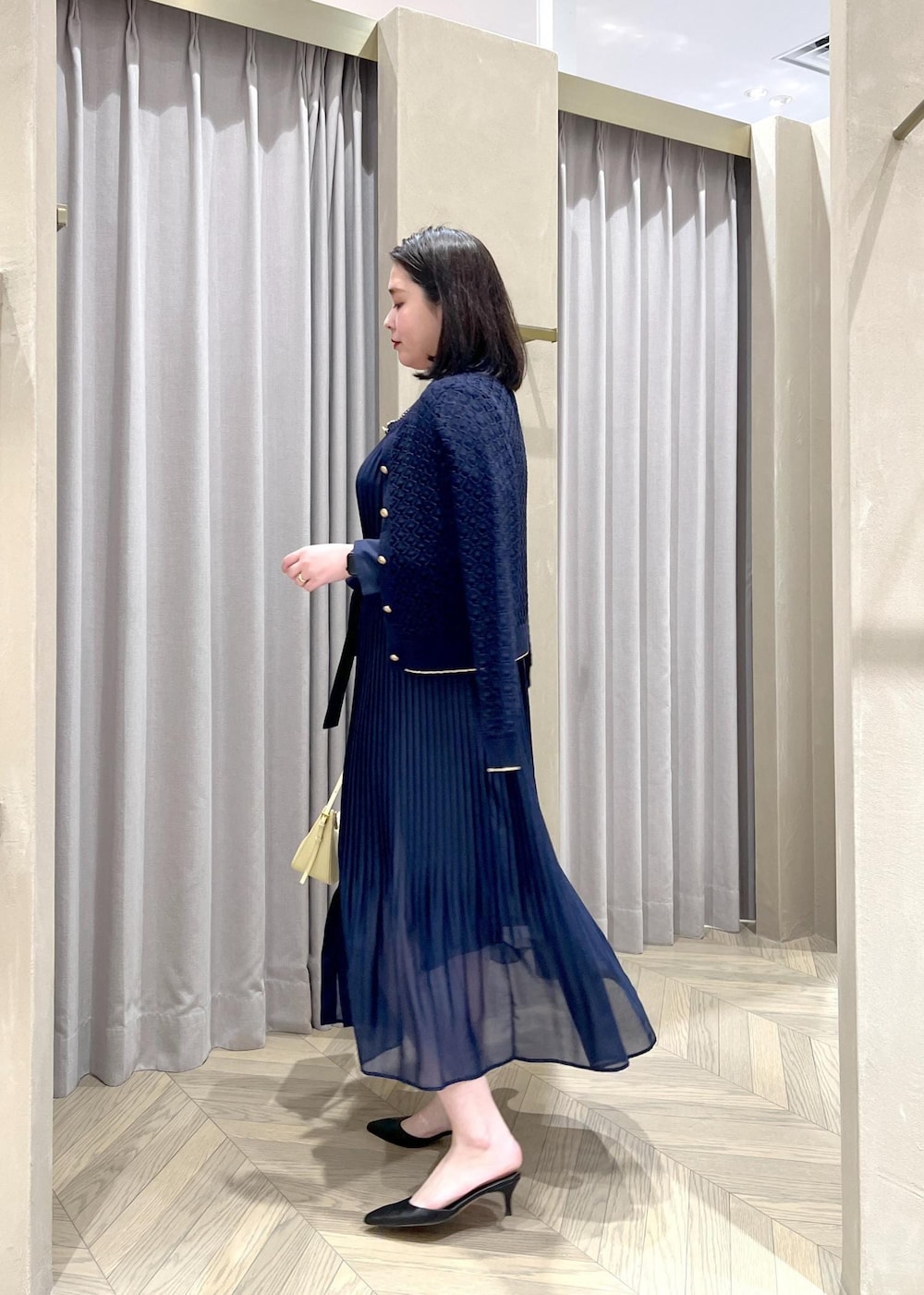 「シャツワンピース、ミニBAG、長袖、ネイビー、シャツ、カーディガン、ワンピース、ROPÉ、24SS春の新作、ブルベ、高身長、骨格ストレート、通勤、オフィスカジュアル、きれいめカジュアル」｜「ROPE'のシアープリーツシャツワンピース（シャツワンピース、ブルー系）」を使った、TOMさん（レディース・168cm）の春コーディネートの3枚目の写真