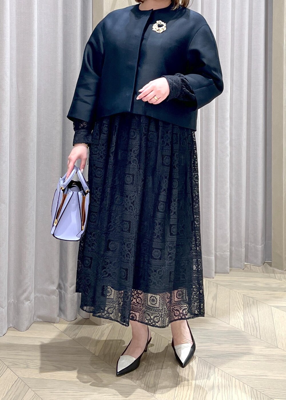 「レース、長袖、ネイビー、ジャケット、ショート、ノーカラー、ワイドスリーブ、ワンピース、パンプス、ポインテッドトゥ、ROPÉ、ÉPOR、W BAG、ブルベ、高身長」｜「E'PORの【E'POR】W BAG Mini 【メディア掲載】（ハンドバッグ、パープル系）」を使った、TOMさん（レディース・168cm）の春コーディネートの5枚目の写真