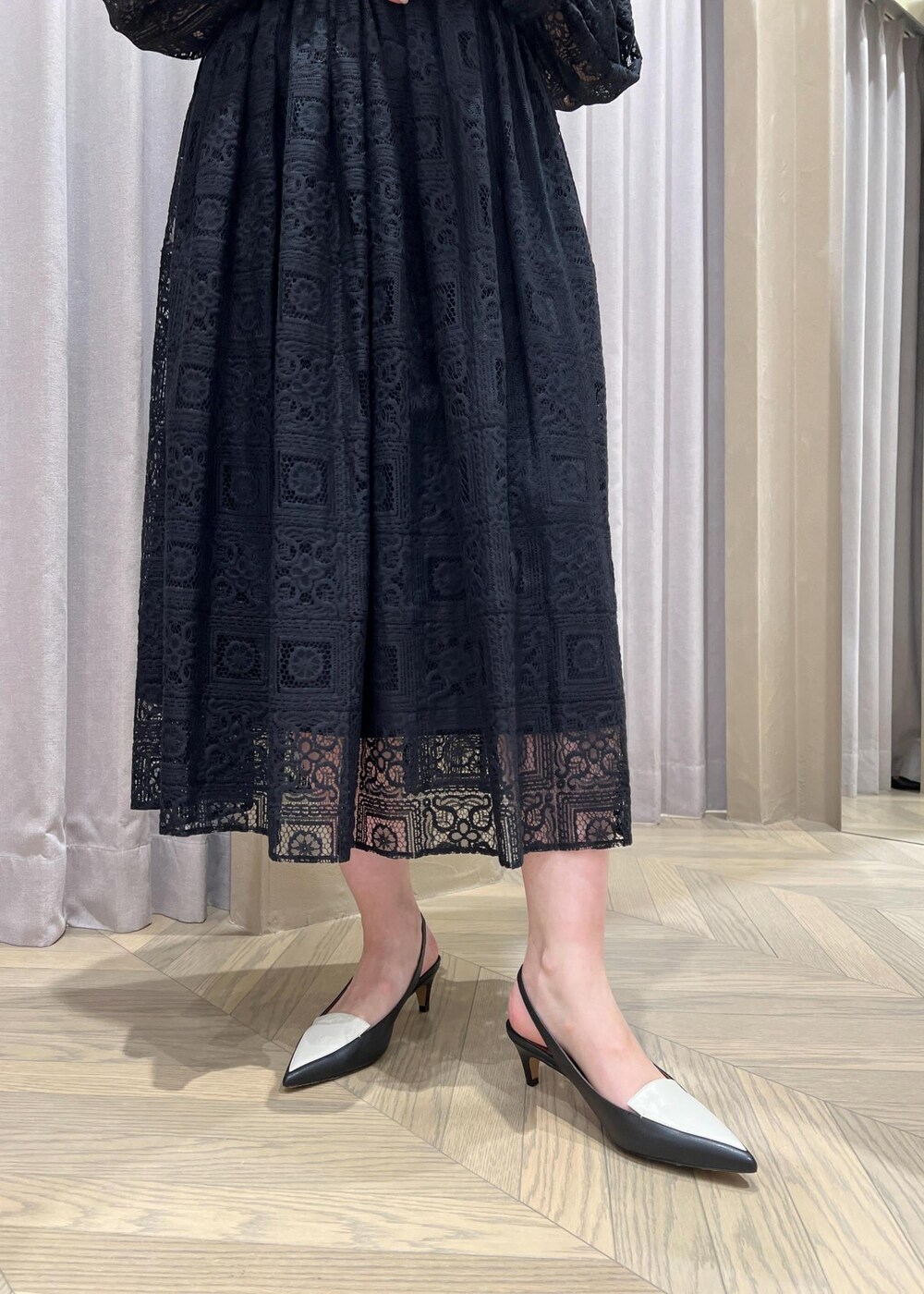「レース、長袖、ネイビー、ジャケット、ショート、ノーカラー、ワイドスリーブ、ワンピース、パンプス、ポインテッドトゥ、ROPÉ、ÉPOR、W BAG、ブルベ、高身長」｜「E'PORの【E'POR】W BAG Mini 【メディア掲載】（ハンドバッグ、パープル系）」を使った、TOMさん（レディース・168cm）の春コーディネートの9枚目の写真