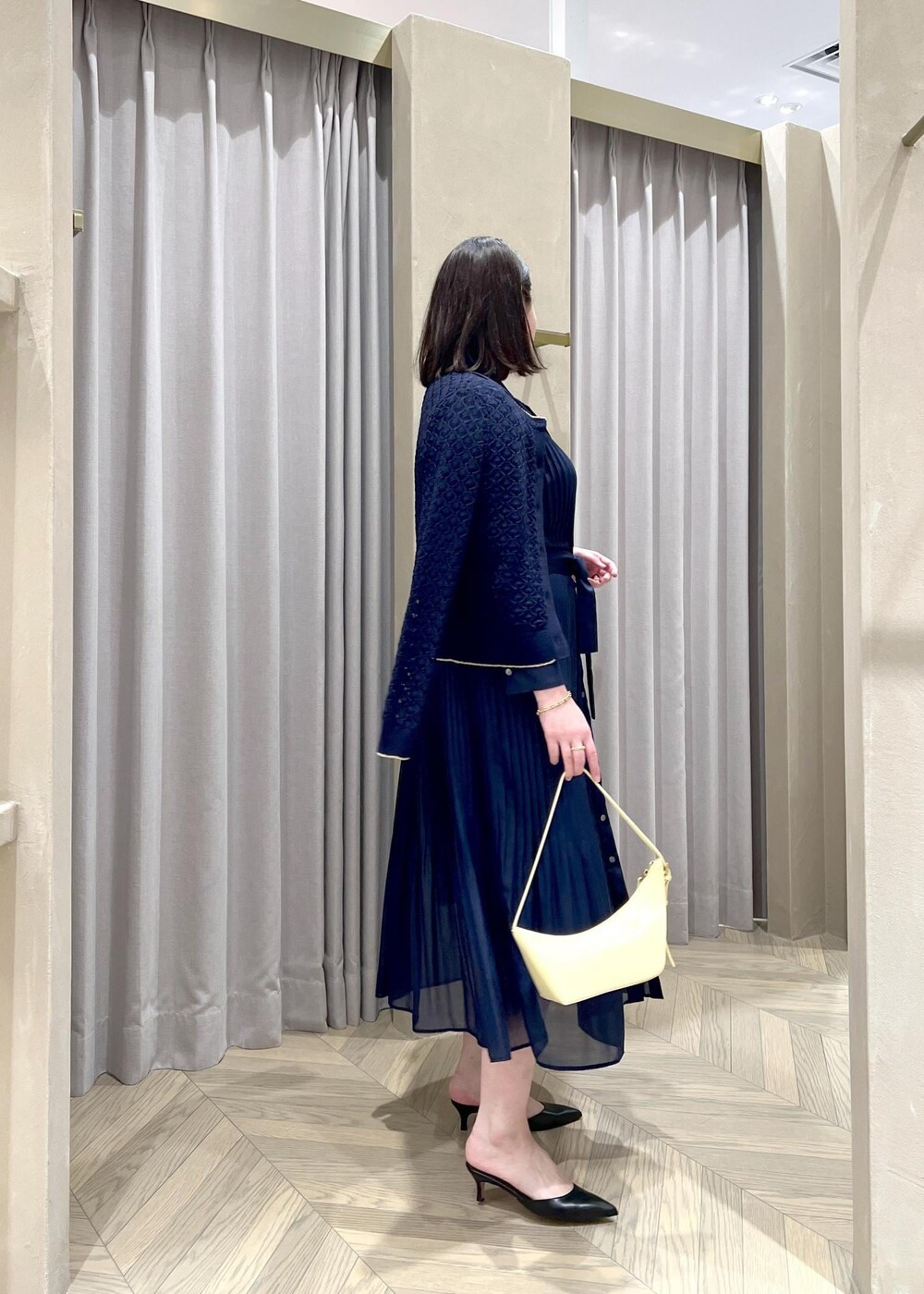 「シャツワンピース、ミニBAG、長袖、ネイビー、シャツ、カーディガン、ワンピース、ROPÉ、24SS春の新作、ブルベ、高身長、骨格ストレート、通勤、オフィスカジュアル、きれいめカジュアル」｜「ROPE'のシアープリーツシャツワンピース（シャツワンピース、ブルー系）」を使った、TOMさん（レディース・168cm）の春コーディネートの6枚目の写真