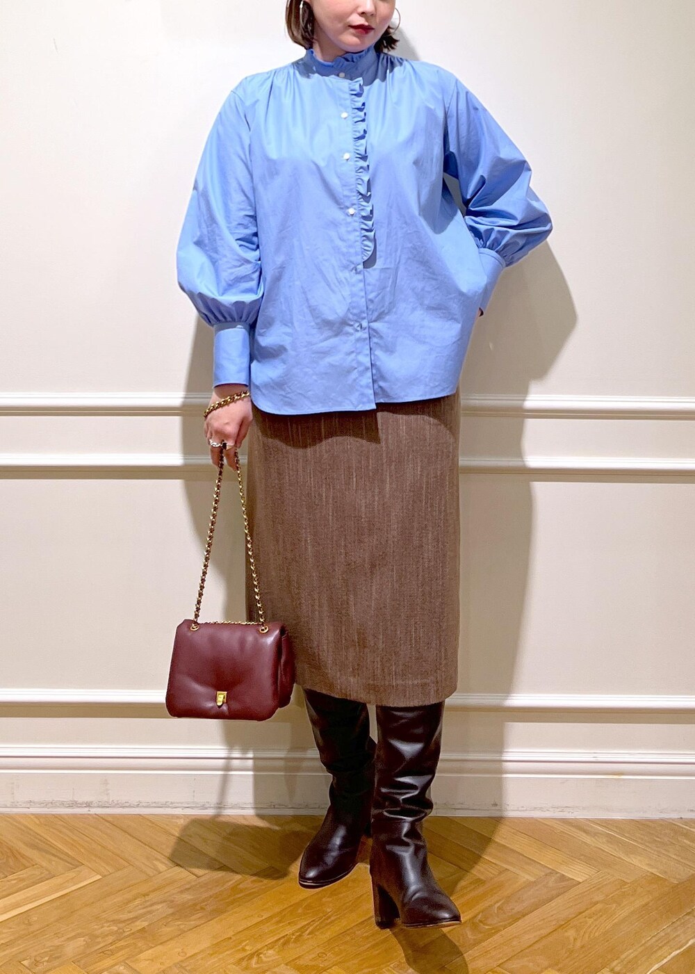 「チェーンバッグ、BAG、Otona MUSE 掲載、雑誌掲載、フリルブラウス、ジャンスカ、ジャンパースカート、ツィード調、ワンピース着回し、ロングブーツコーデ、ROPÉ、ワンピース、シャツ・ブラウス、お出かけ、大人カジュアル」｜「ROPE'のリアルレザーパフィーフラップチェーンミニショルダーバッグ（ハンドバッグ、レッド系）」を使った、TOMさん（レディース・168cm）の秋コーディネートの2枚目の写真