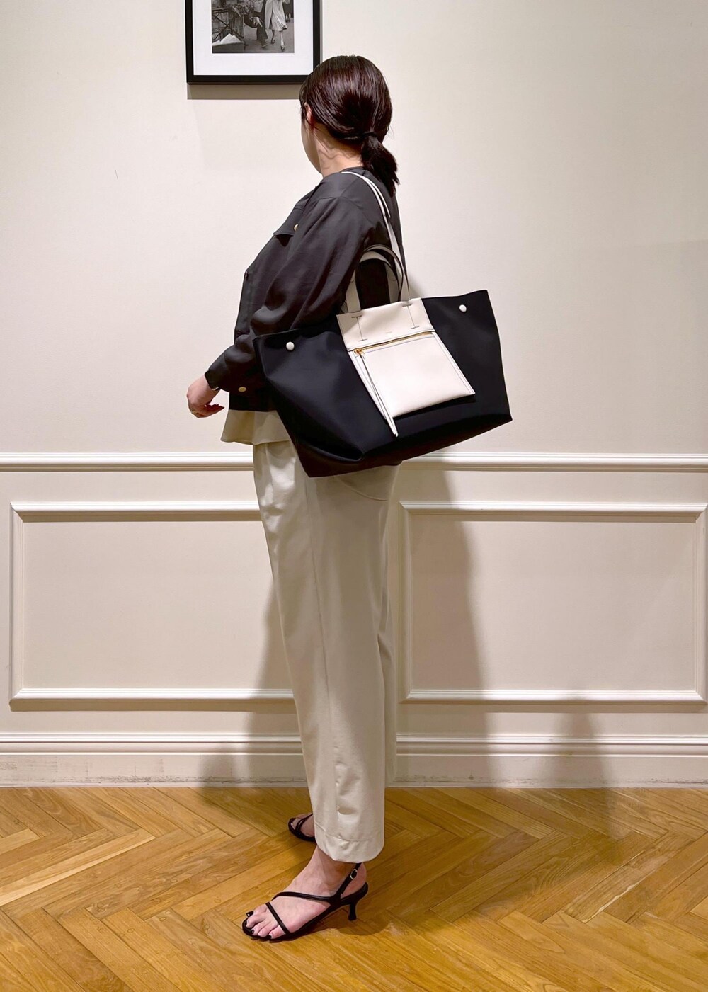 ブラック系のハンドバッグ、ベージュ系のシャツ/ブラウス、ブラック系のサンダルを着用したレディースの夏コーディネートの8枚目の写真