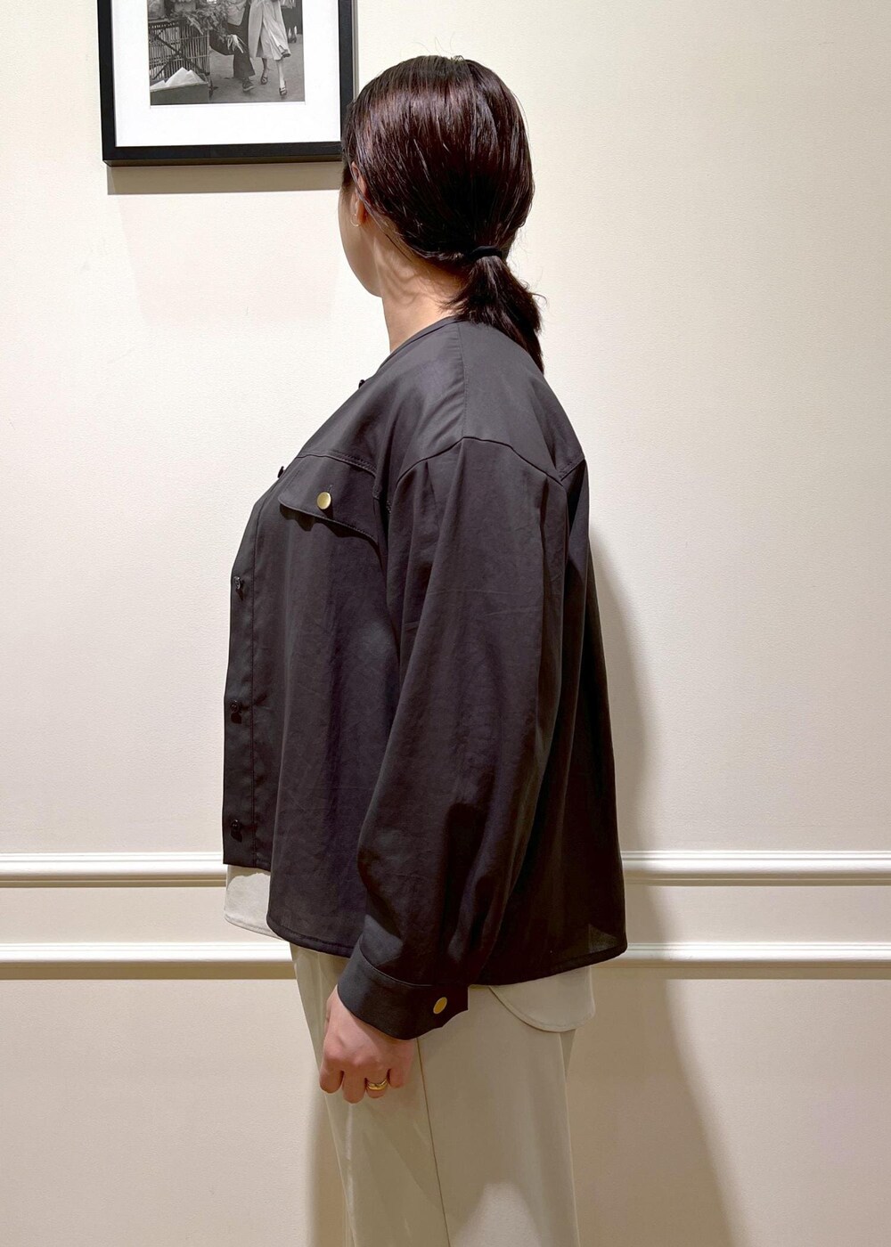 ブラック系のハンドバッグ、ベージュ系のシャツ/ブラウス、ブラック系のサンダルを着用したレディースの夏コーディネートの7枚目の写真