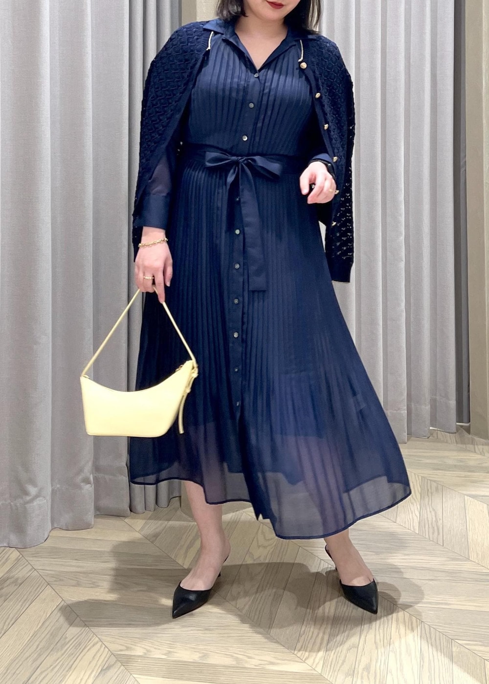 「シャツワンピース、ミニBAG、長袖、ネイビー、シャツ、カーディガン、ワンピース、ROPÉ、24SS春の新作、ブルベ、高身長、骨格ストレート、通勤、オフィスカジュアル、きれいめカジュアル」｜「ROPE'のシアープリーツシャツワンピース（シャツワンピース、ブルー系）」を使った、TOMさん（レディース・168cm）の春コーディネートの2枚目の写真