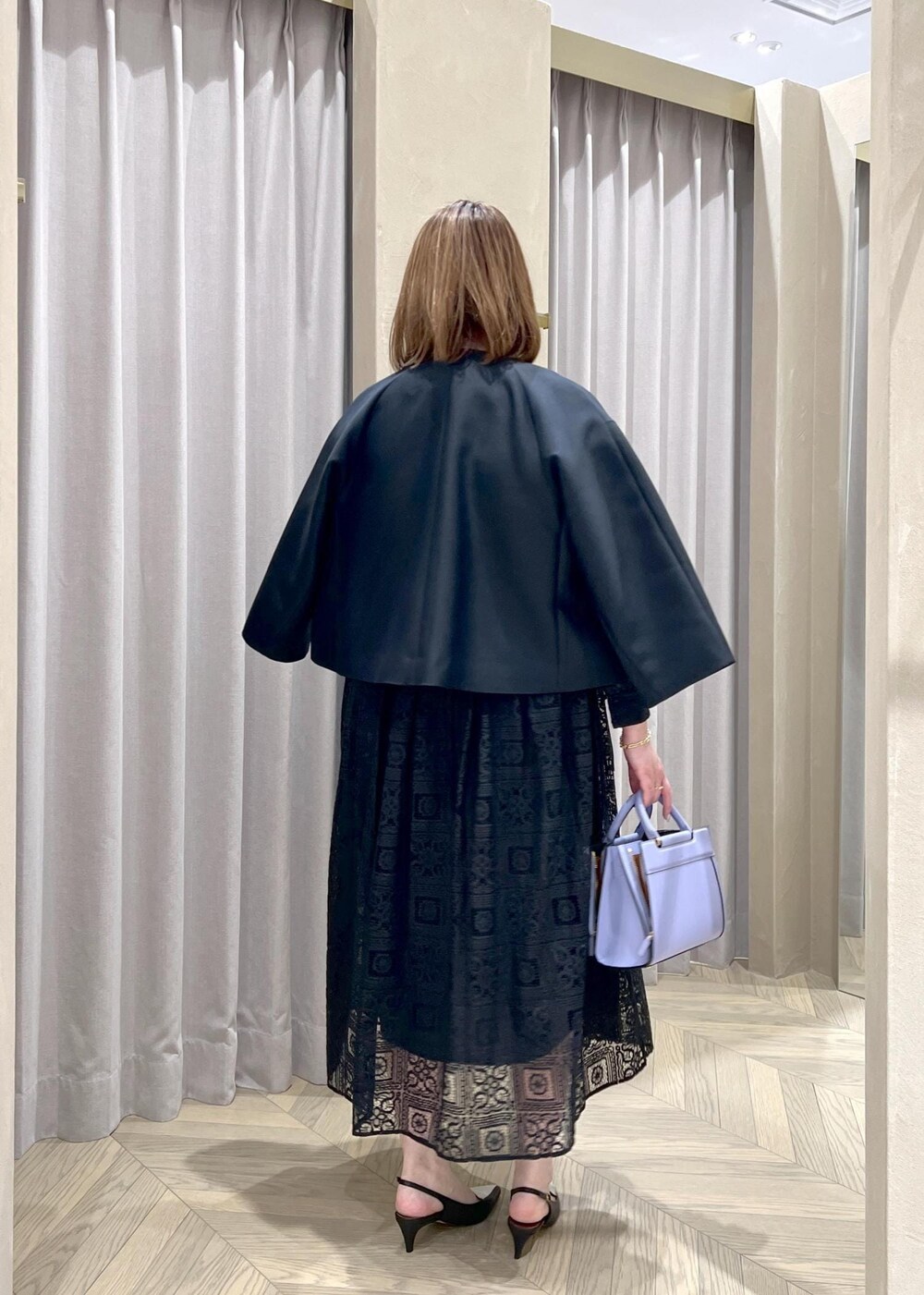 「レース、長袖、ネイビー、ジャケット、ショート、ノーカラー、ワイドスリーブ、ワンピース、パンプス、ポインテッドトゥ、ROPÉ、ÉPOR、W BAG、ブルベ、高身長」｜「E'PORの【E'POR】W BAG Mini 【メディア掲載】（ハンドバッグ、パープル系）」を使った、TOMさん（レディース・168cm）の春コーディネートの3枚目の写真