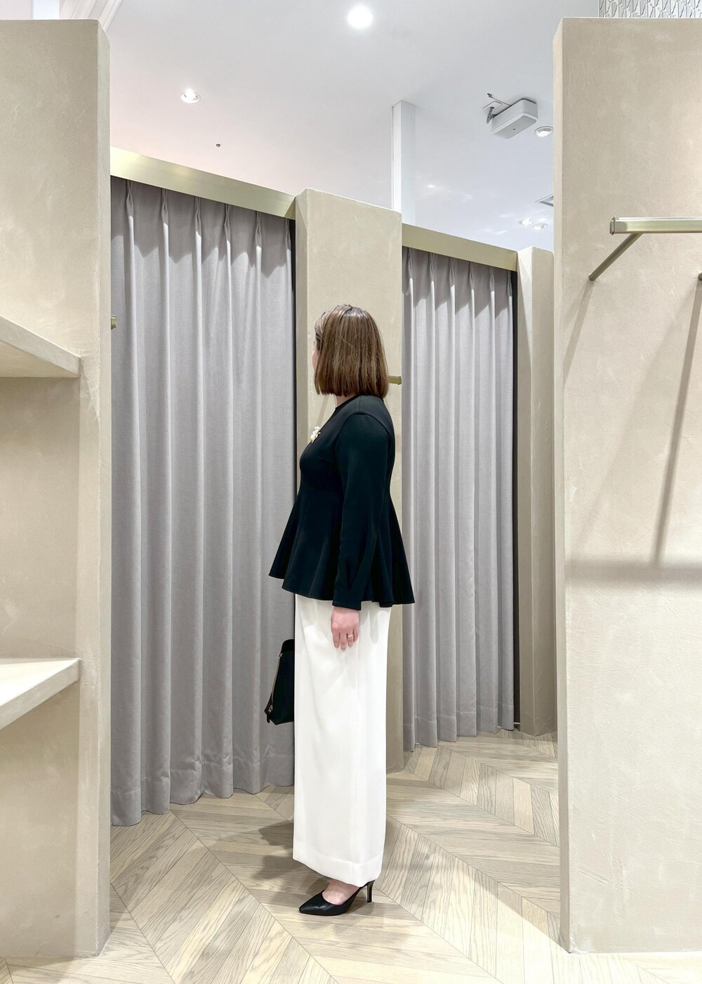 「長袖、クルーネック、ホワイト、パンツ、ワイド、ストレート、ROPÉ、ÉPOR、Y BAG、通勤バッグ、シャツ・ブラウス、セレモニー、入卒園、通勤、オフィスカジュアル」｜「E'PORの【E'POR】Y BAG Medium（サイドジップトートバッグ）/一部WEB限定（ハンドバッグ、ブラック系）」を使った、TOMさん（レディース・168cm）の冬コーディネートの4枚目の写真