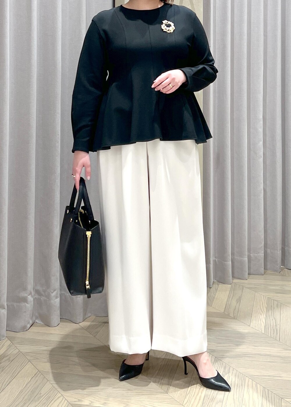 「長袖、クルーネック、ホワイト、パンツ、ワイド、ストレート、ROPÉ、ÉPOR、Y BAG、通勤バッグ、シャツ・ブラウス、セレモニー、入卒園、通勤、オフィスカジュアル」｜「E'PORの【E'POR】Y BAG Medium（サイドジップトートバッグ）/一部WEB限定（ハンドバッグ、ブラック系）」を使った、TOMさん（レディース・168cm）の冬コーディネートの2枚目の写真