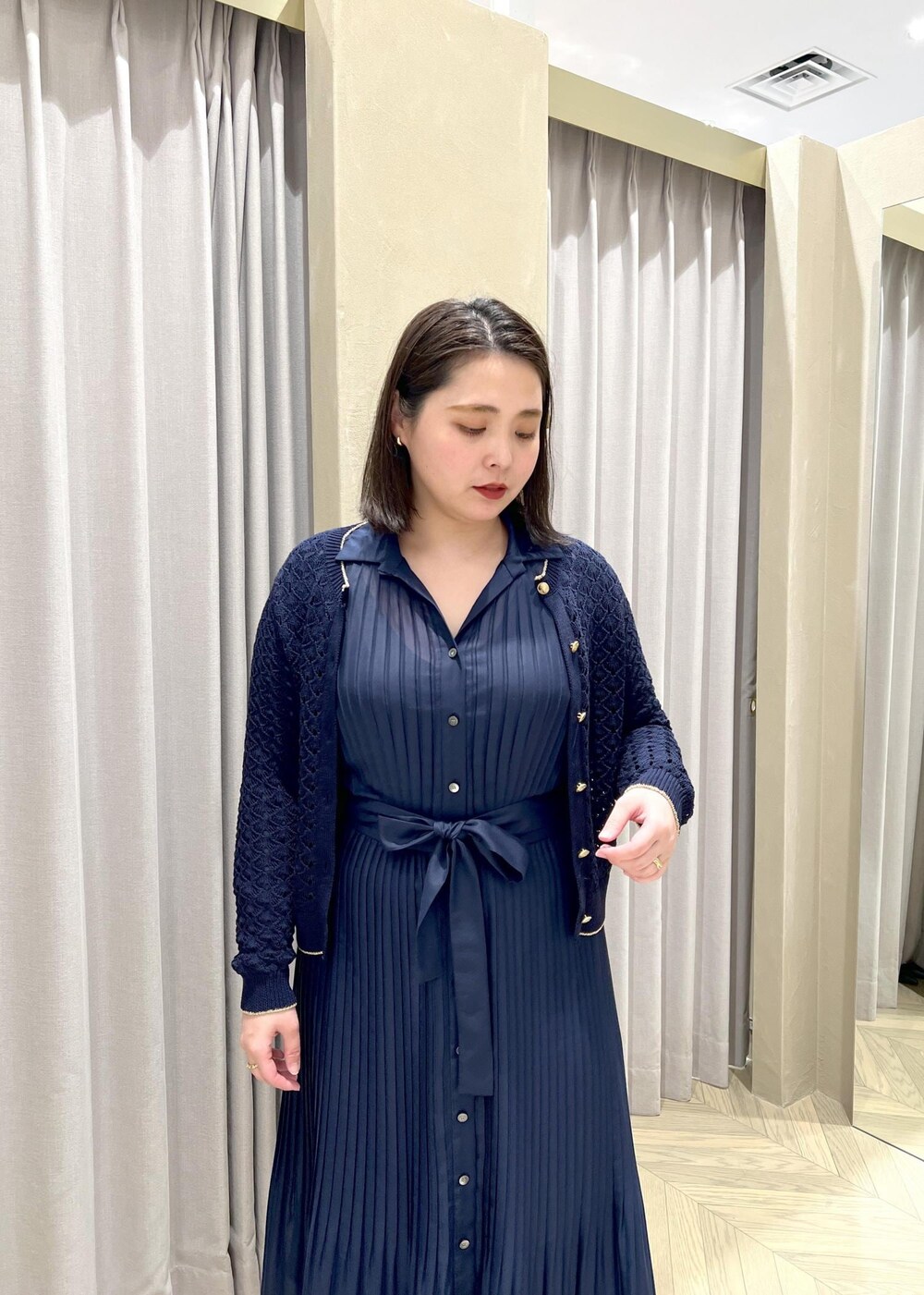「シャツワンピース、ミニBAG、長袖、ネイビー、シャツ、カーディガン、ワンピース、ROPÉ、24SS春の新作、ブルベ、高身長、骨格ストレート、通勤、オフィスカジュアル、きれいめカジュアル」｜「ROPE'のシアープリーツシャツワンピース（シャツワンピース、ブルー系）」を使った、TOMさん（レディース・168cm）の春コーディネートの8枚目の写真