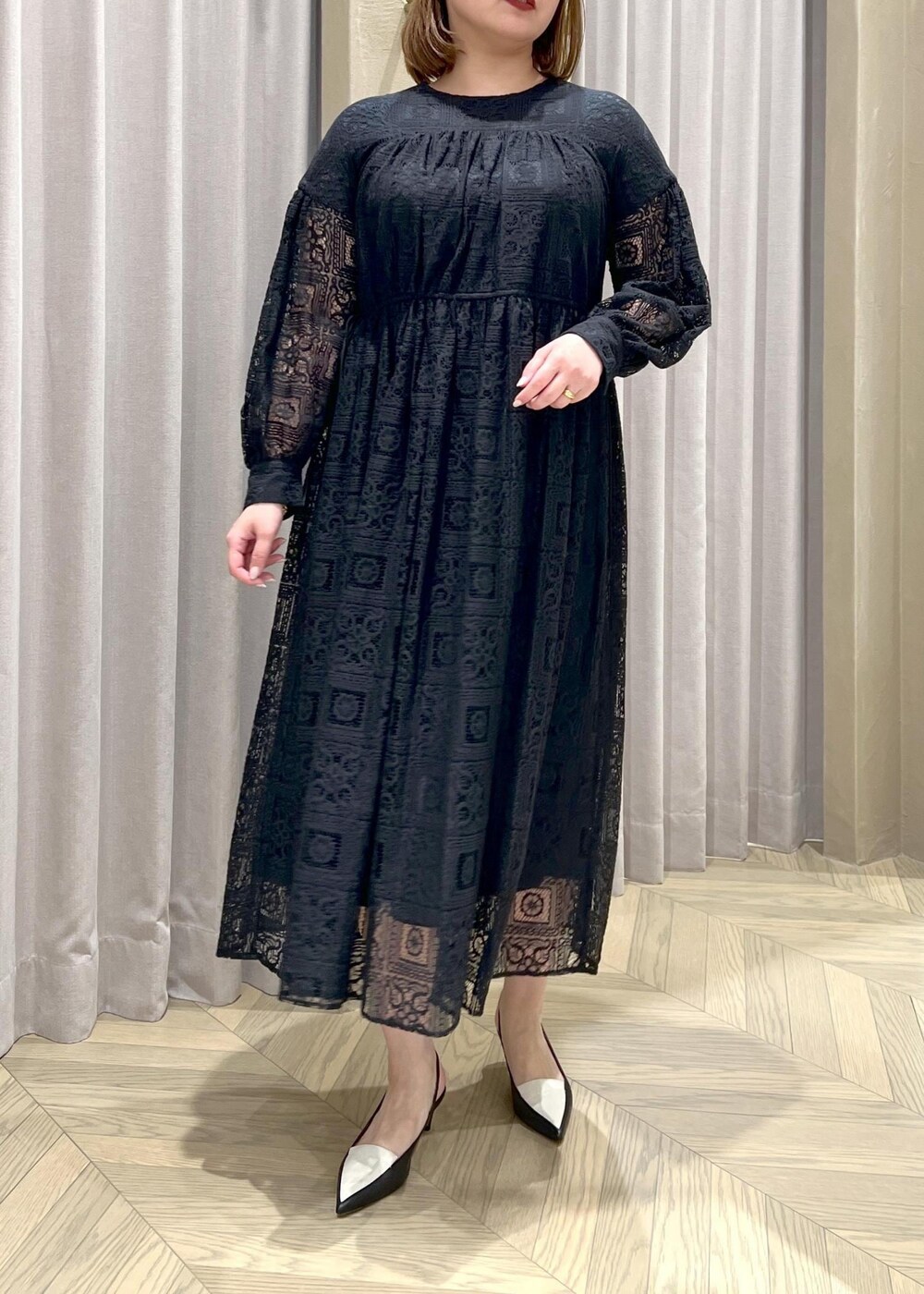 「レース、長袖、ネイビー、ジャケット、ショート、ノーカラー、ワイドスリーブ、ワンピース、パンプス、ポインテッドトゥ、ROPÉ、ÉPOR、W BAG、ブルベ、高身長」｜「E'PORの【E'POR】W BAG Mini 【メディア掲載】（ハンドバッグ、パープル系）」を使った、TOMさん（レディース・168cm）の春コーディネートの10枚目の写真
