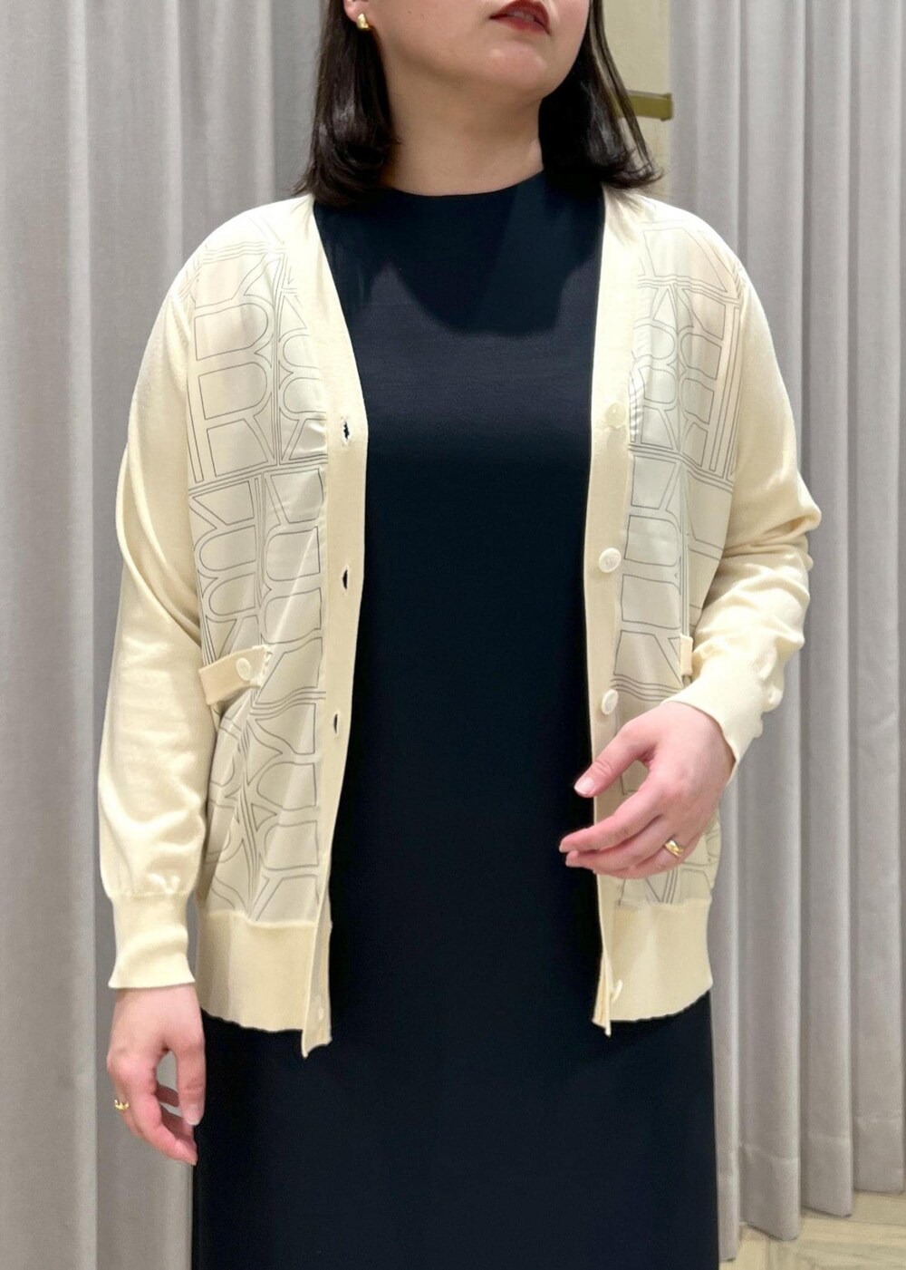 ホワイト系のカーディガン/ボレロ、ブルー系のハンドバッグ、ブルー系のワンピースを着用したレディースの春コーディネートの10枚目の写真