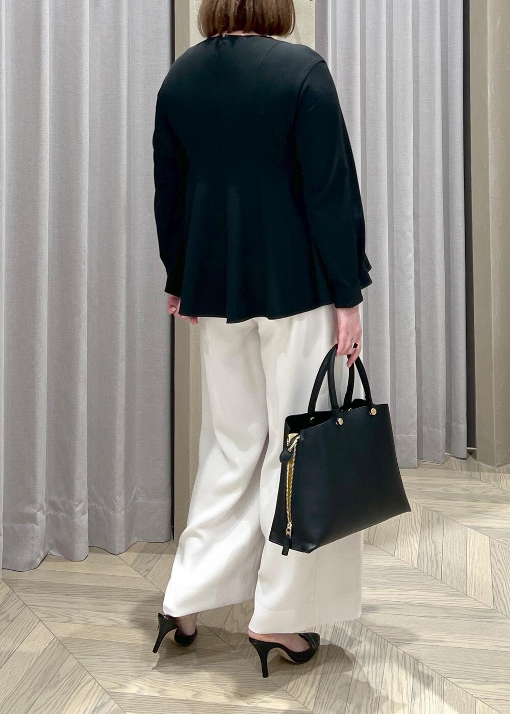 「長袖、クルーネック、ホワイト、パンツ、ワイド、ストレート、ROPÉ、ÉPOR、Y BAG、通勤バッグ、シャツ・ブラウス、セレモニー、入卒園、通勤、オフィスカジュアル」｜「E'PORの【E'POR】Y BAG Medium（サイドジップトートバッグ）/一部WEB限定（ハンドバッグ、ブラック系）」を使った、TOMさん（レディース・168cm）の冬コーディネートの5枚目の写真