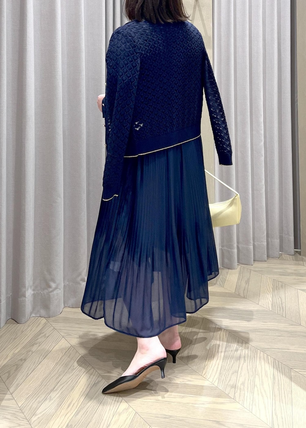 「シャツワンピース、ミニBAG、長袖、ネイビー、シャツ、カーディガン、ワンピース、ROPÉ、24SS春の新作、ブルベ、高身長、骨格ストレート、通勤、オフィスカジュアル、きれいめカジュアル」｜「ROPE'のシアープリーツシャツワンピース（シャツワンピース、ブルー系）」を使った、TOMさん（レディース・168cm）の春コーディネートの4枚目の写真