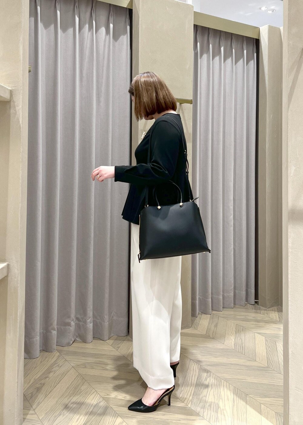 「長袖、クルーネック、ホワイト、パンツ、ワイド、ストレート、ROPÉ、ÉPOR、Y BAG、通勤バッグ、シャツ・ブラウス、セレモニー、入卒園、通勤、オフィスカジュアル」｜「E'PORの【E'POR】Y BAG Medium（サイドジップトートバッグ）/一部WEB限定（ハンドバッグ、ブラック系）」を使った、TOMさん（レディース・168cm）の冬コーディネートの9枚目の写真