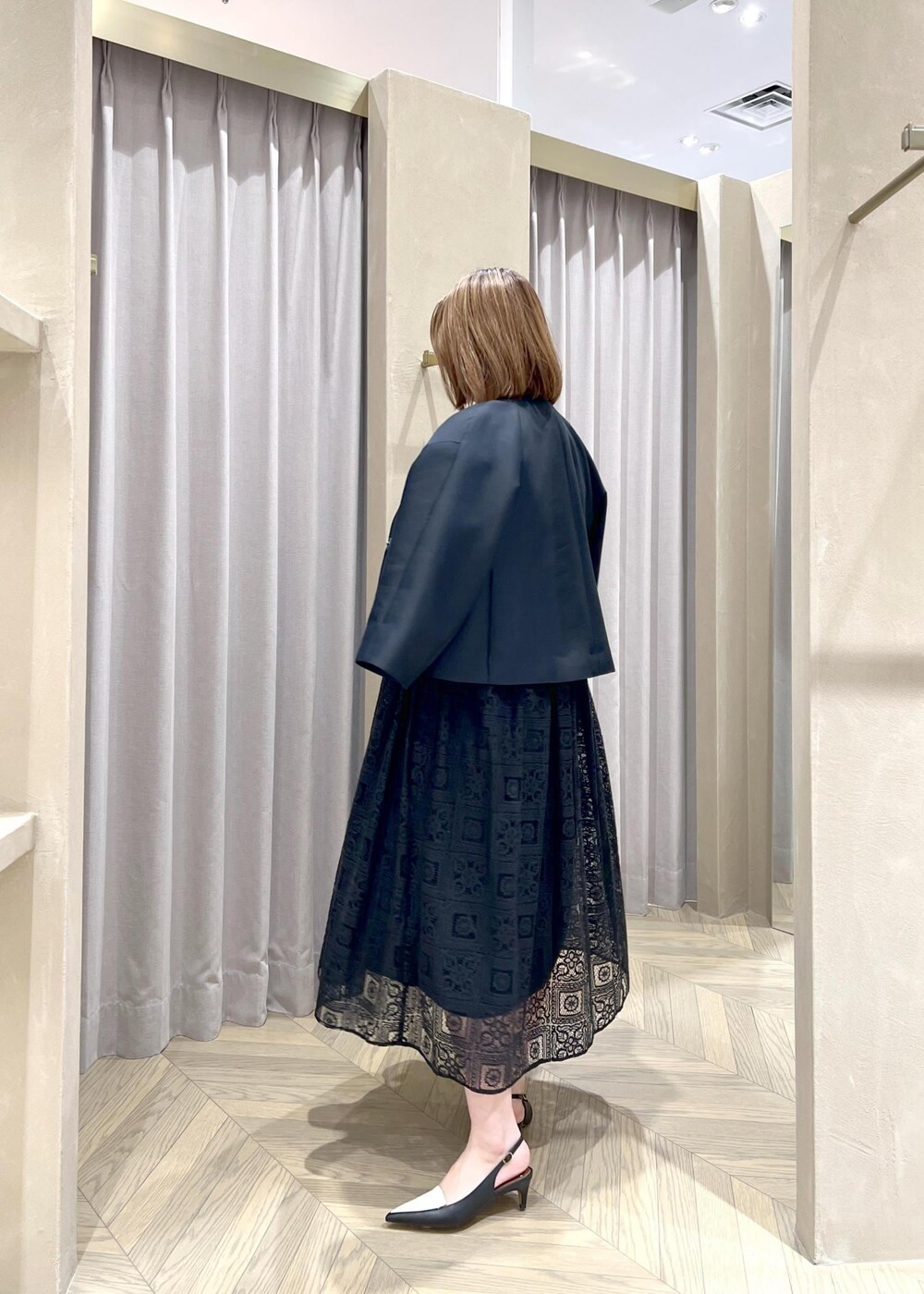 「レース、長袖、ネイビー、ジャケット、ショート、ノーカラー、ワイドスリーブ、ワンピース、パンプス、ポインテッドトゥ、ROPÉ、ÉPOR、W BAG、ブルベ、高身長」｜「E'PORの【E'POR】W BAG Mini 【メディア掲載】（ハンドバッグ、パープル系）」を使った、TOMさん（レディース・168cm）の春コーディネートの2枚目の写真
