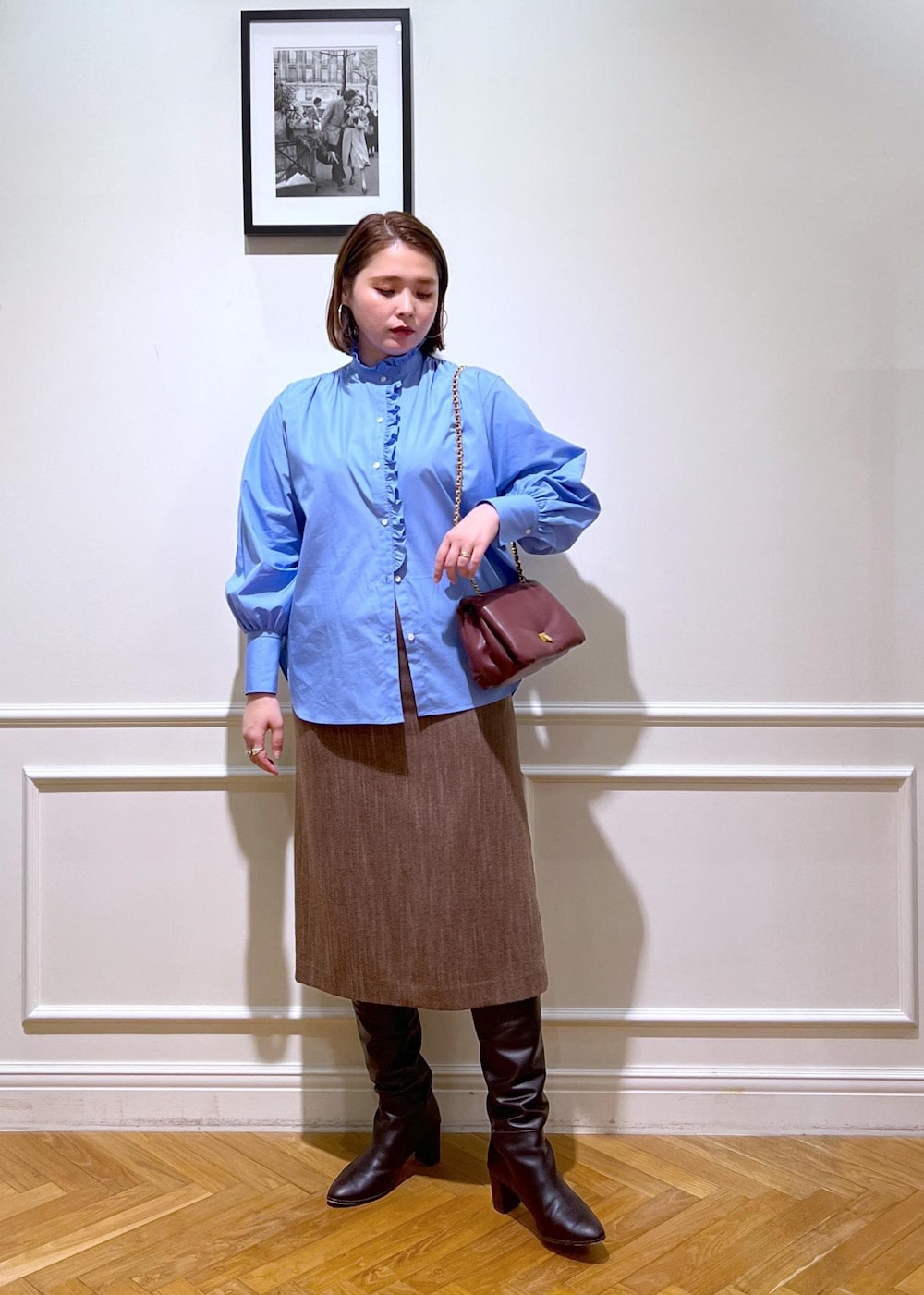 「チェーンバッグ、BAG、Otona MUSE 掲載、雑誌掲載、フリルブラウス、ジャンスカ、ジャンパースカート、ツィード調、ワンピース着回し、ロングブーツコーデ、ROPÉ、ワンピース、シャツ・ブラウス、お出かけ、大人カジュアル」｜「ROPE'のリアルレザーパフィーフラップチェーンミニショルダーバッグ（ハンドバッグ、レッド系）」を使った、TOMさん（レディース・168cm）の秋コーディネートの9枚目の写真