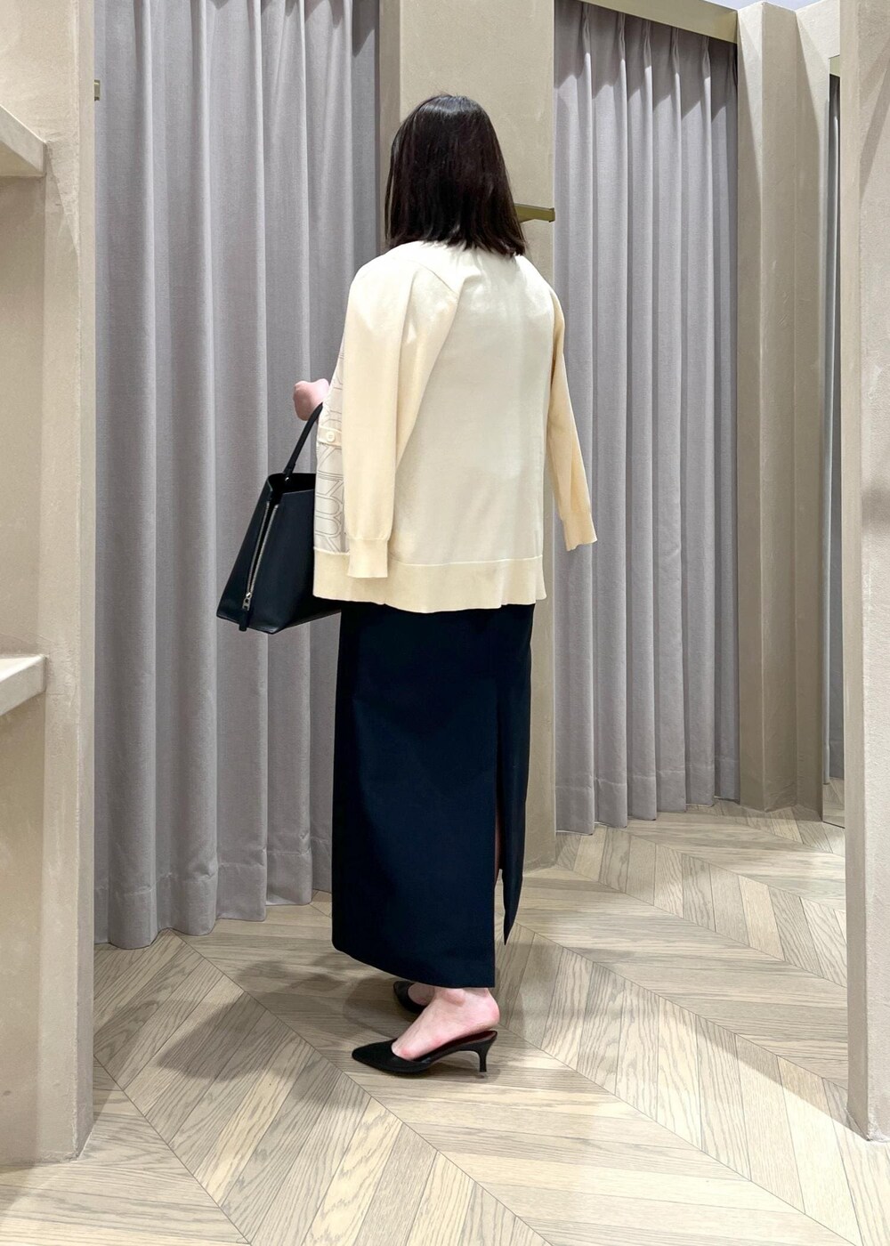 ホワイト系のカーディガン/ボレロ、ブルー系のハンドバッグ、ブルー系のワンピースを着用したレディースの春コーディネートの5枚目の写真