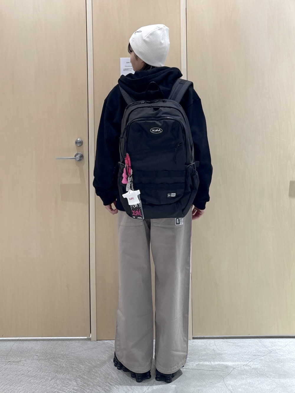 ブラック系のパーカー、その他のTシャツ/カットソー、ベージュ系のその他パンツを着用したレディースの春コーディネートの3枚目の写真